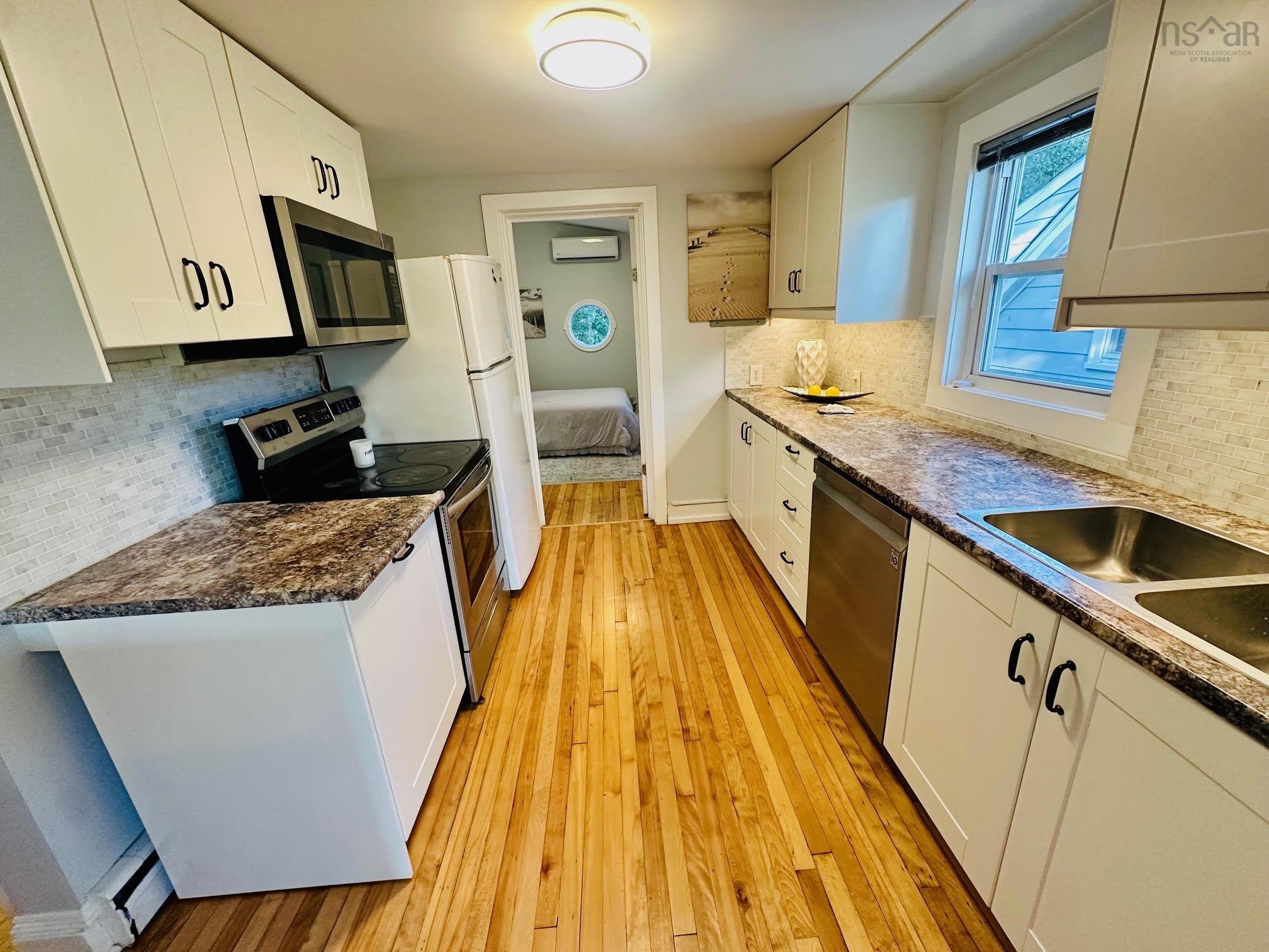 $798,000.00: 2079 & 2081 Poplar Street, Halifax