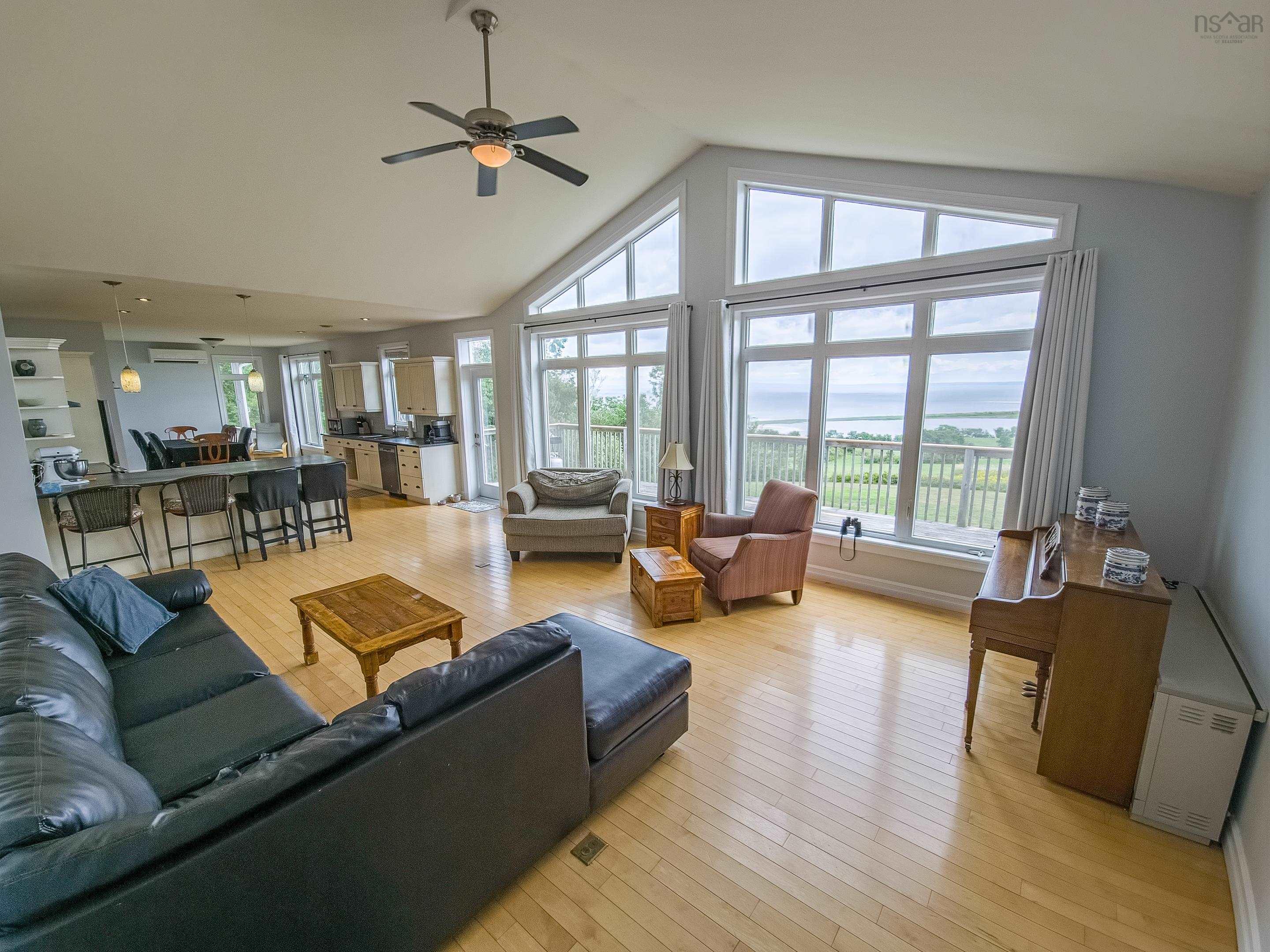 $829,000.00: 92 HAMMER MOUNTAIN Road, Harbour Centre
