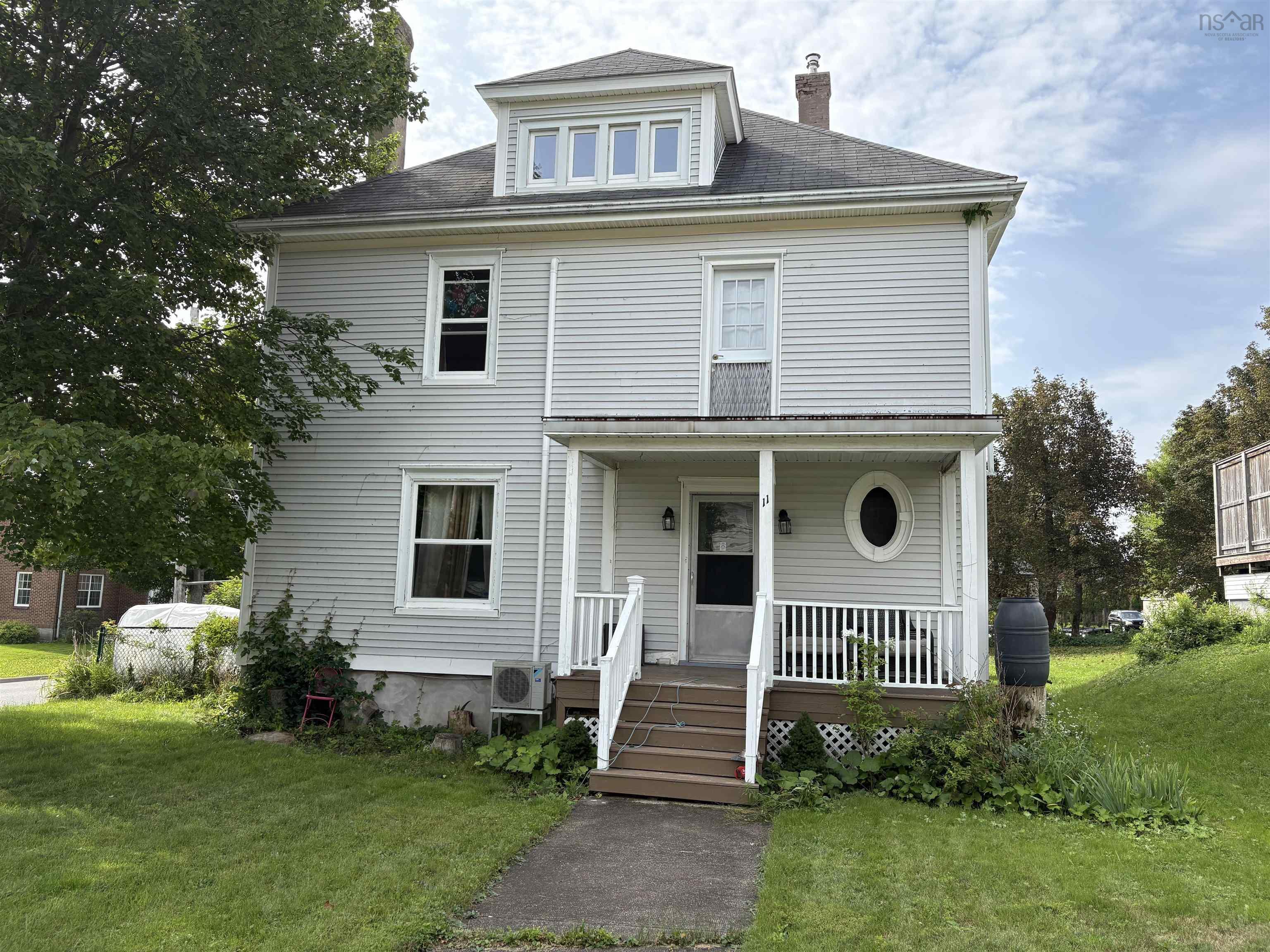 $299,900.00: 11 Victoria Avenue, Stellarton