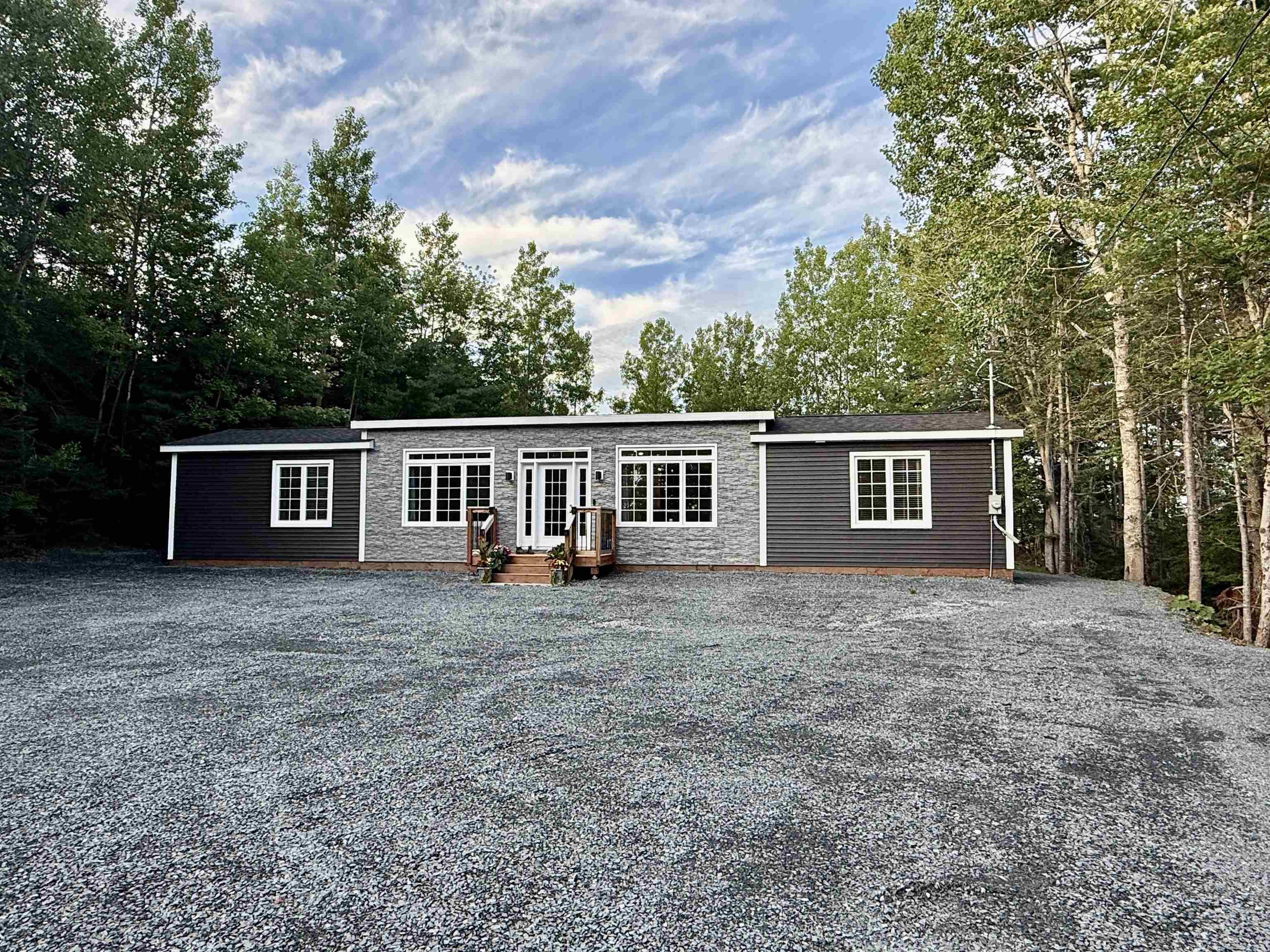 $489,900.00: 14 7101 Highway 14, Nine Mile River