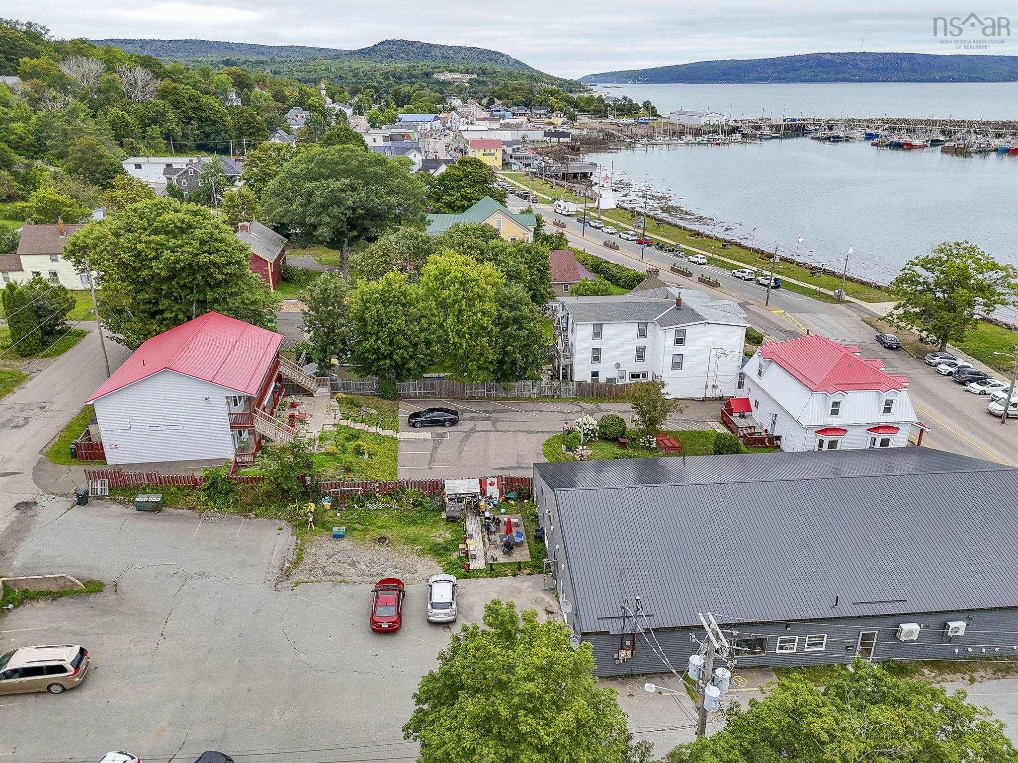 $800,000.00: 111 Montague Row, Digby