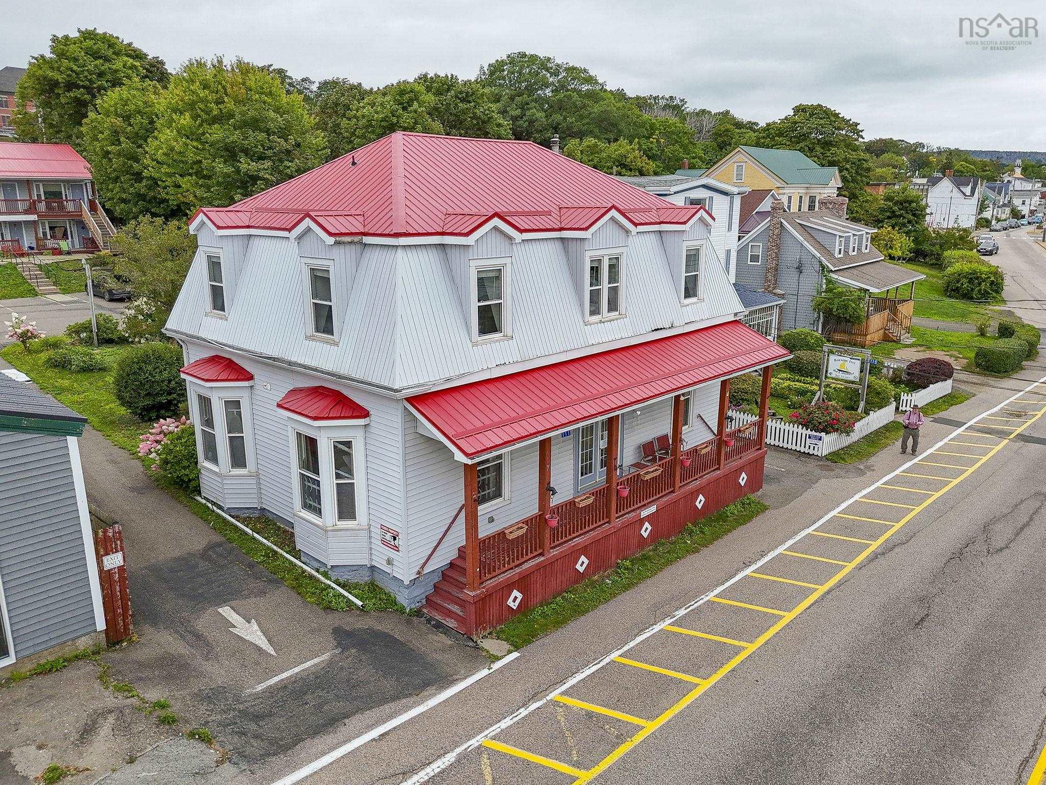 $800,000.00: 111 Montague Row, Digby
