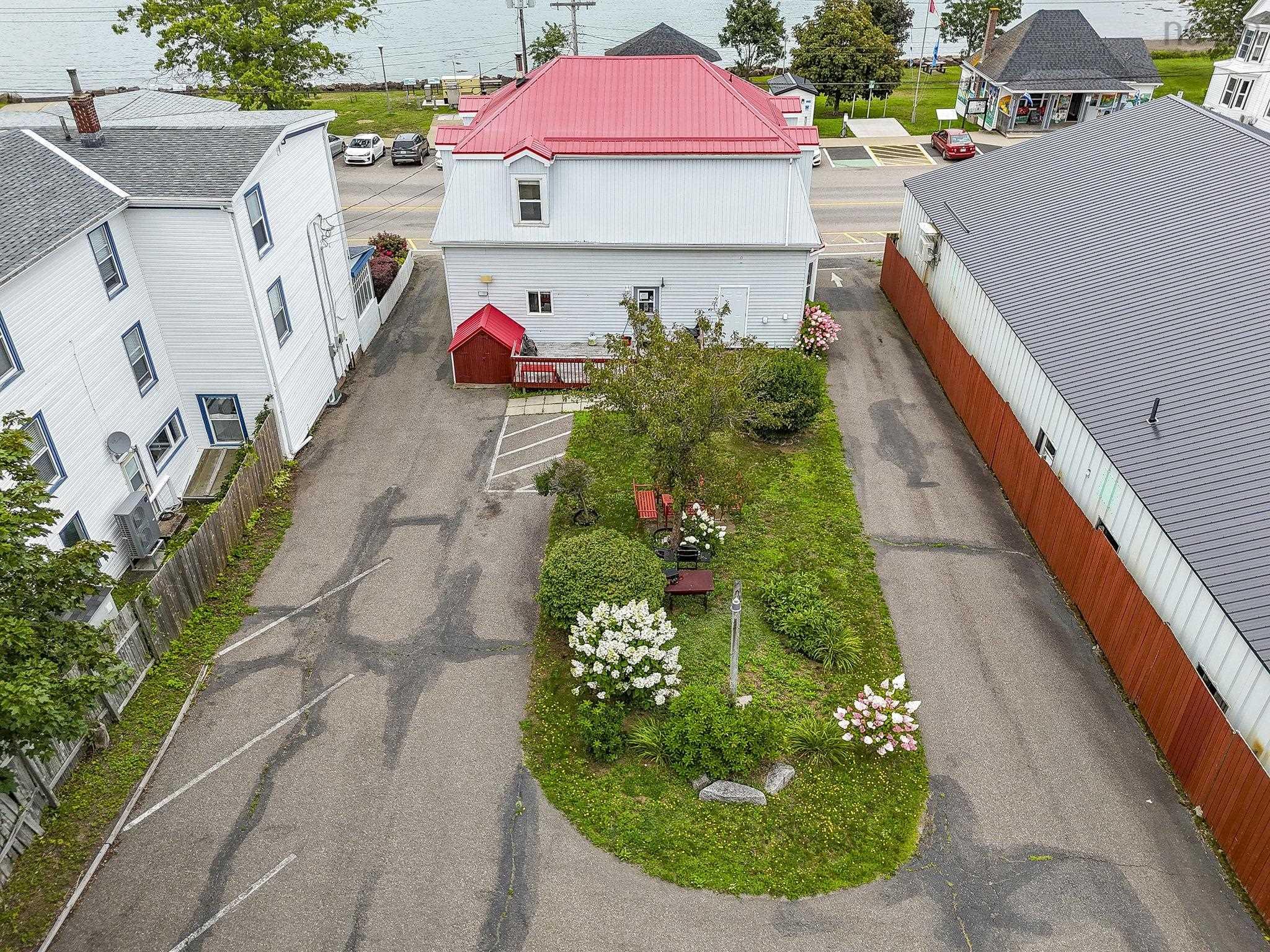 $800,000.00: 111 Montague Row, Digby