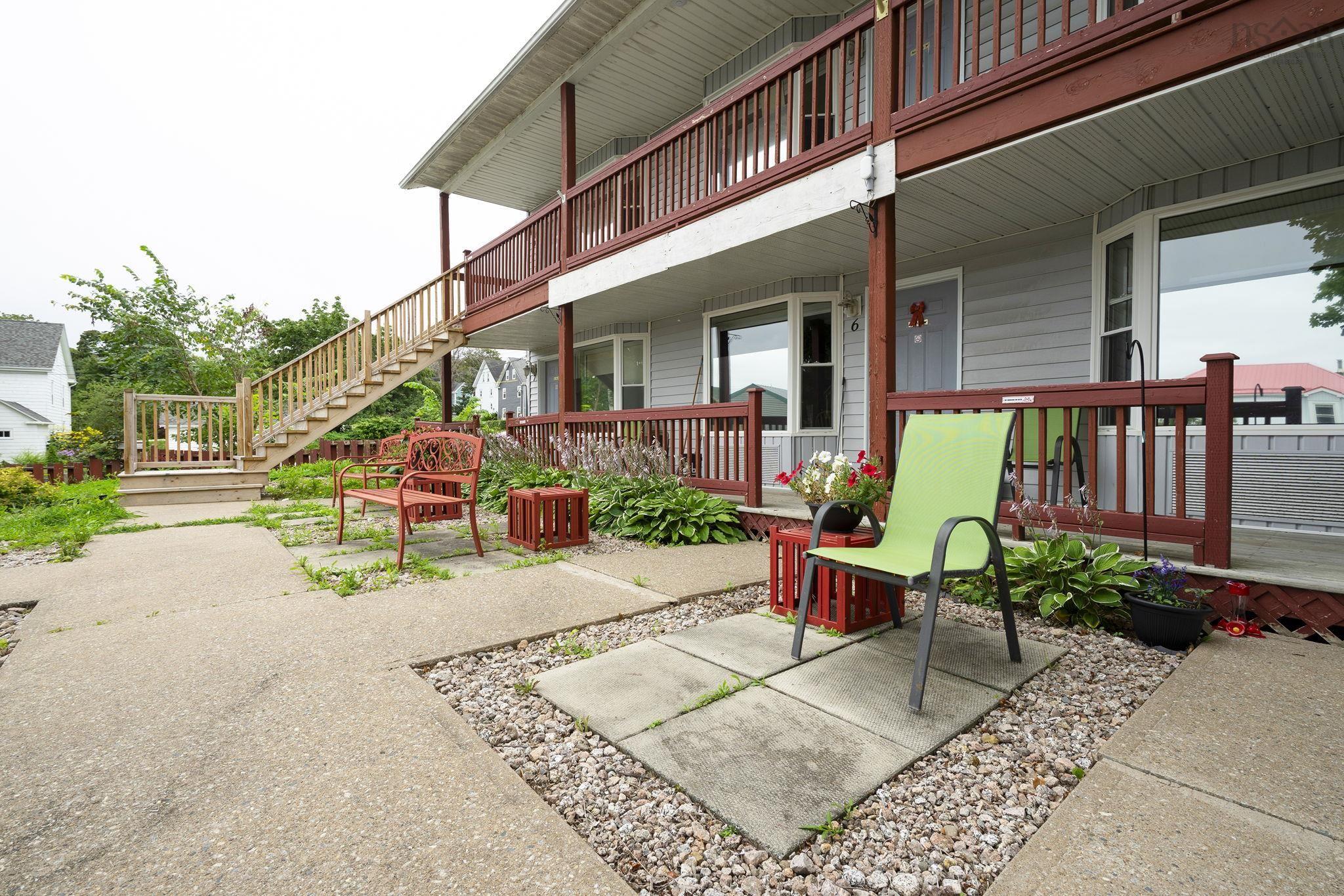 $800,000.00: 111 Montague Row, Digby