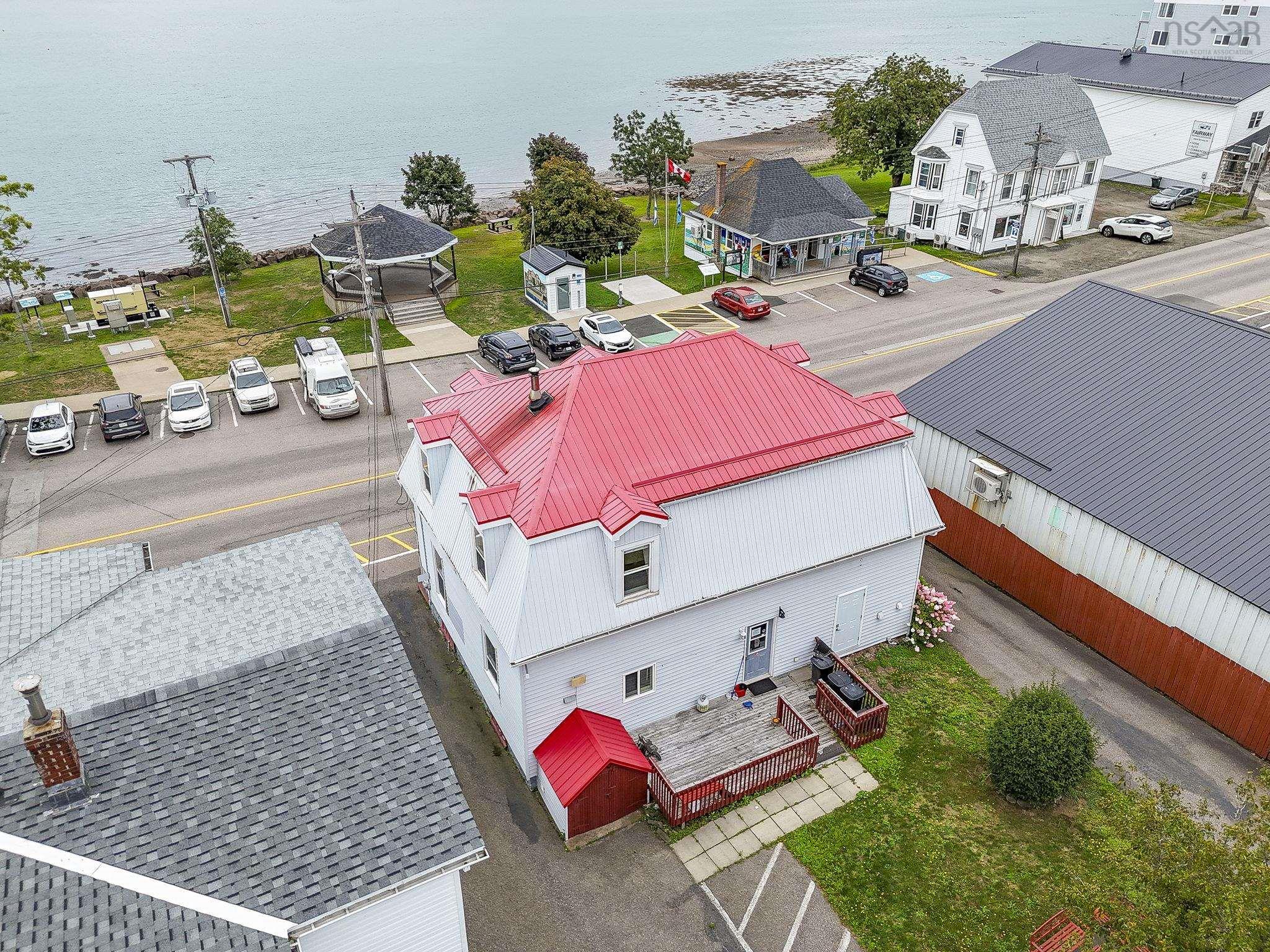 $800,000.00: 111 Montague Row, Digby