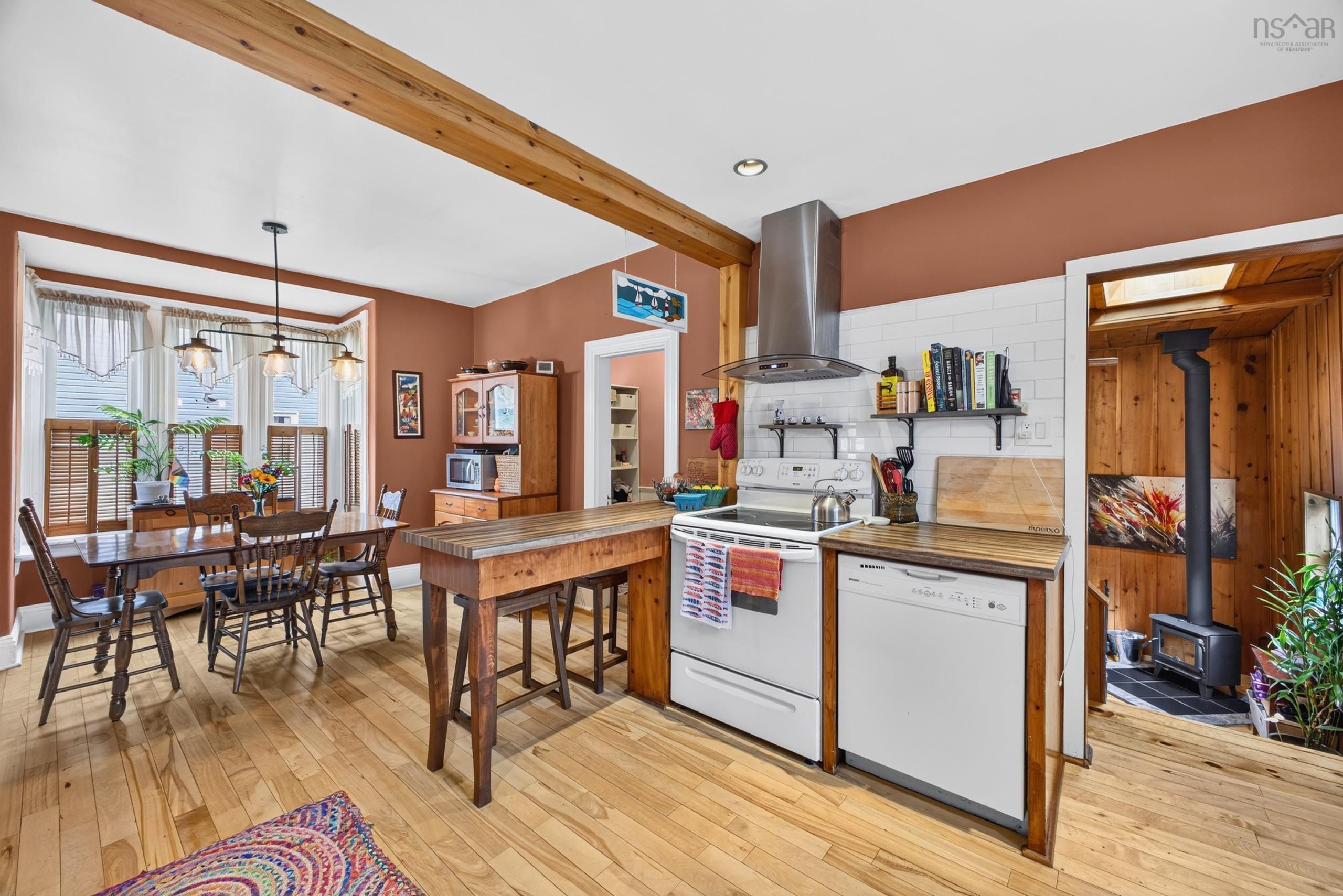 $324,900.00: 222 VICTORIA Street E, Amherst