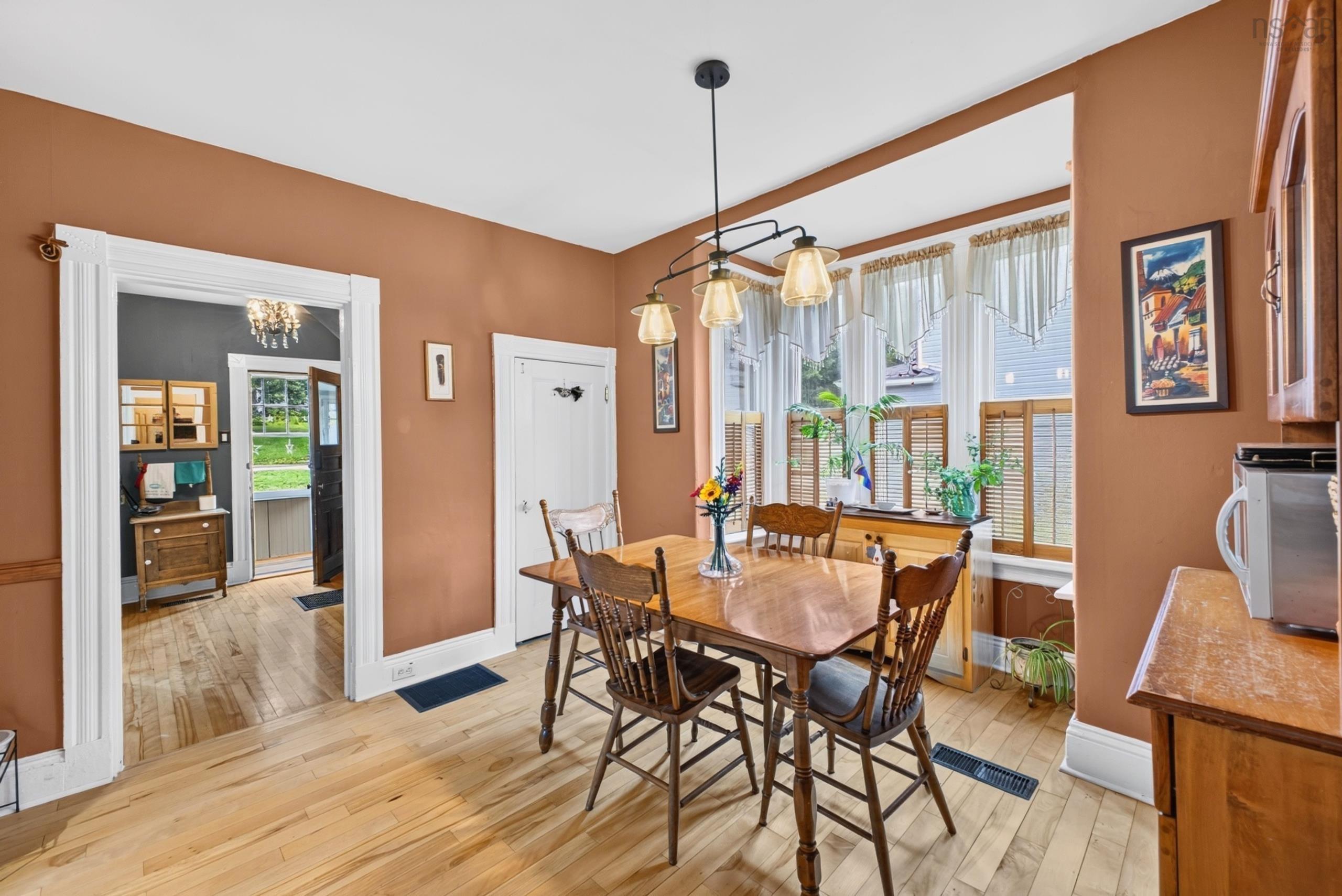 $324,900.00: 222 VICTORIA Street E, Amherst
