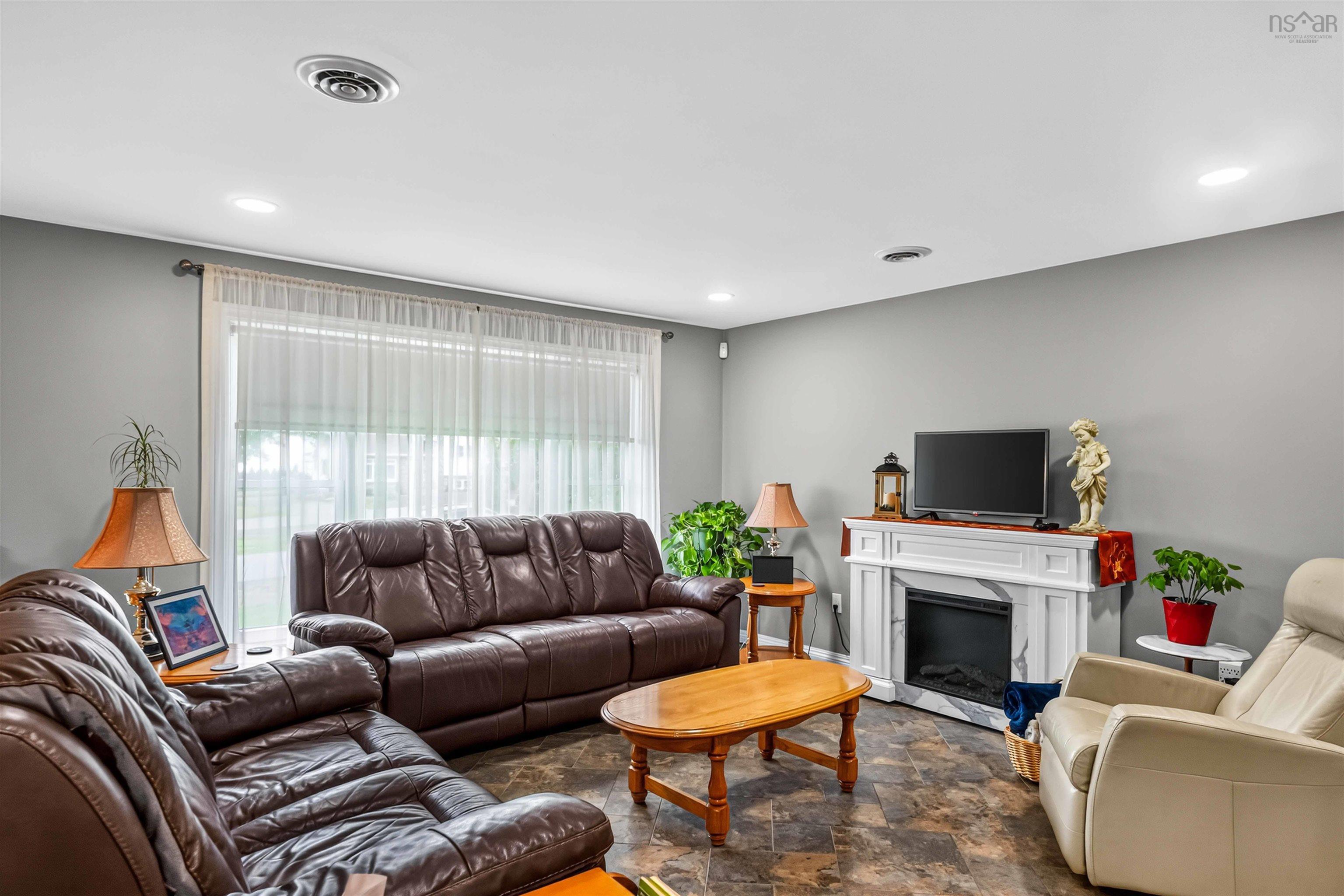 $859,900.00: 1008 Country Club Boulevard, New Minas