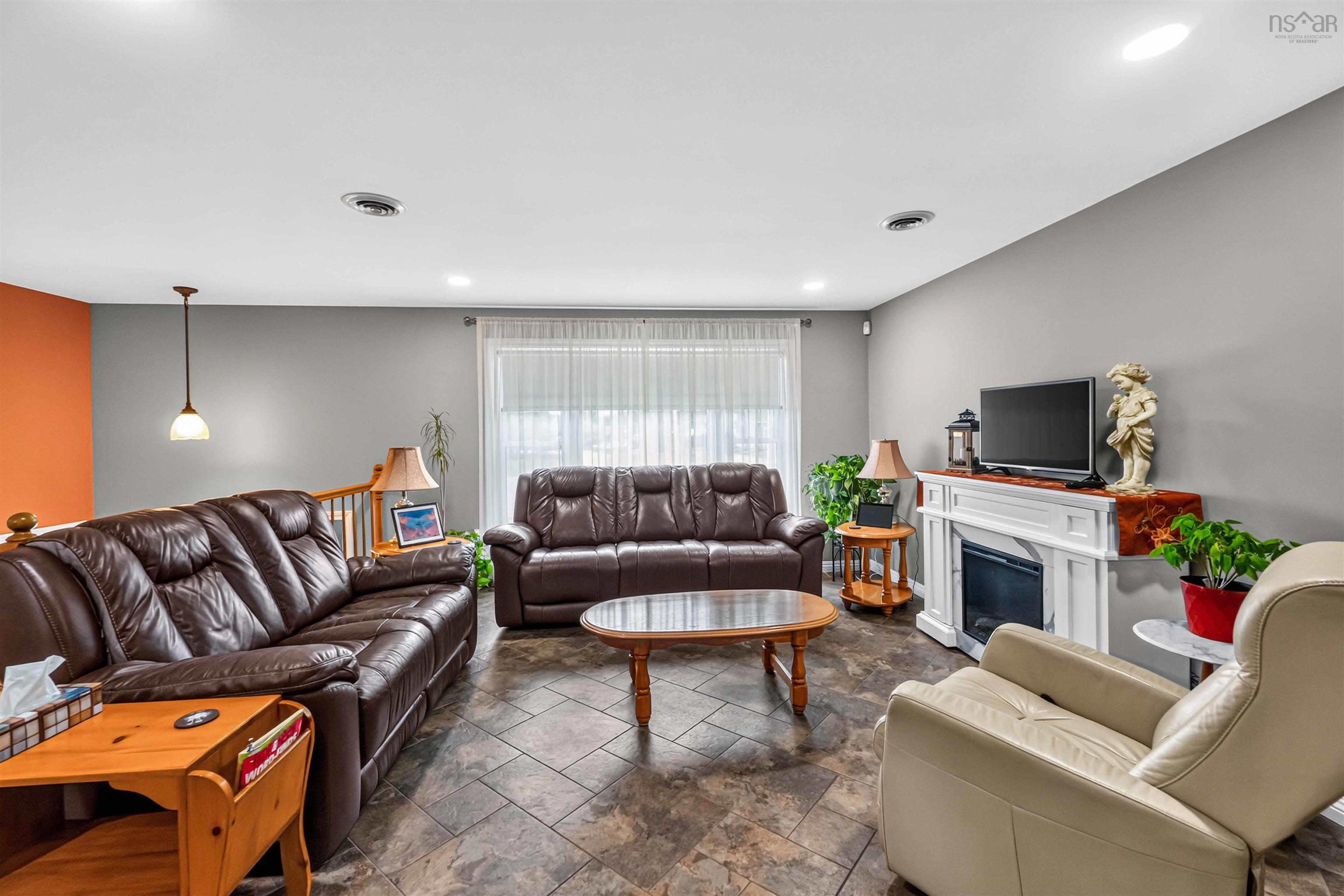 $859,900.00: 1008 Country Club Boulevard, New Minas