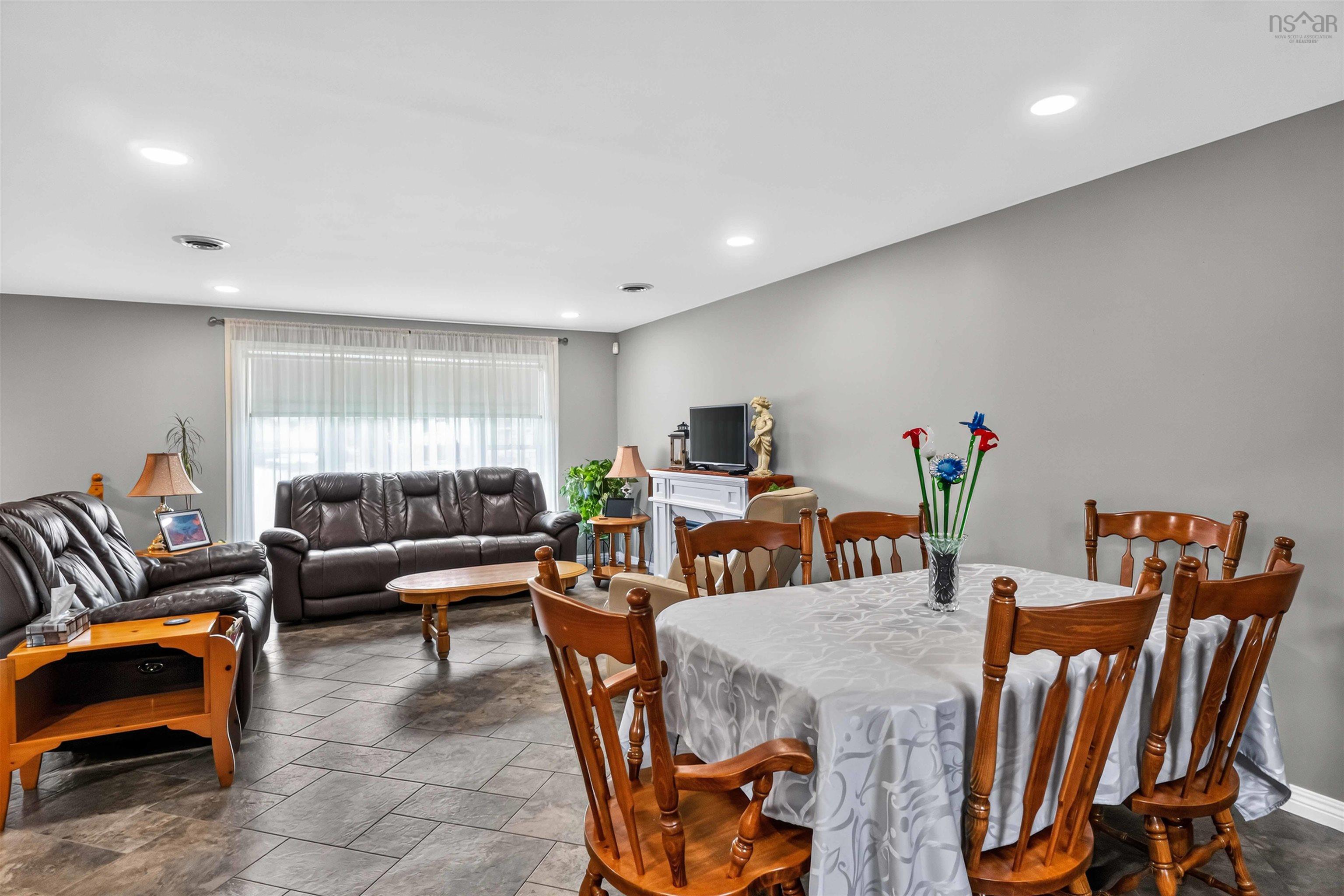 $859,900.00: 1008 Country Club Boulevard, New Minas