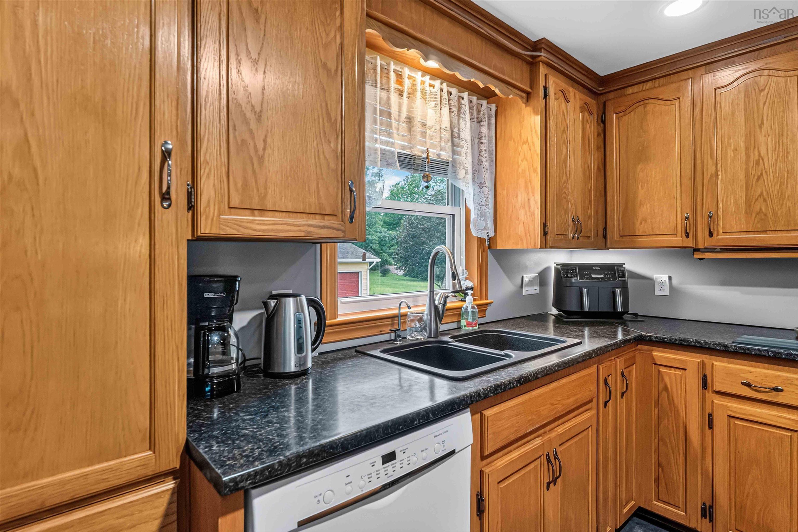 $859,900.00: 1008 Country Club Boulevard, New Minas