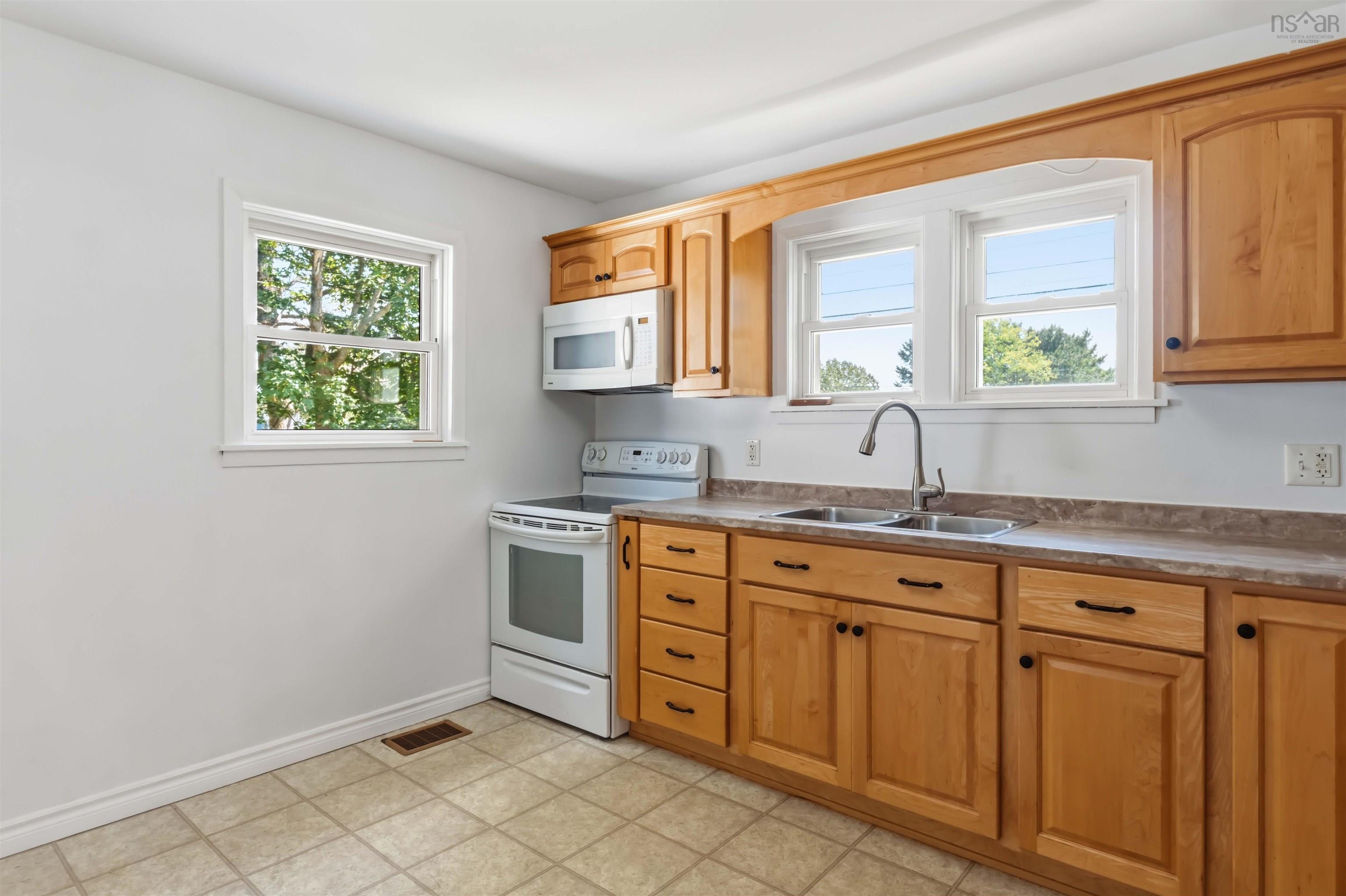 $339,900.00: 15071 Highway 1, Wilmot