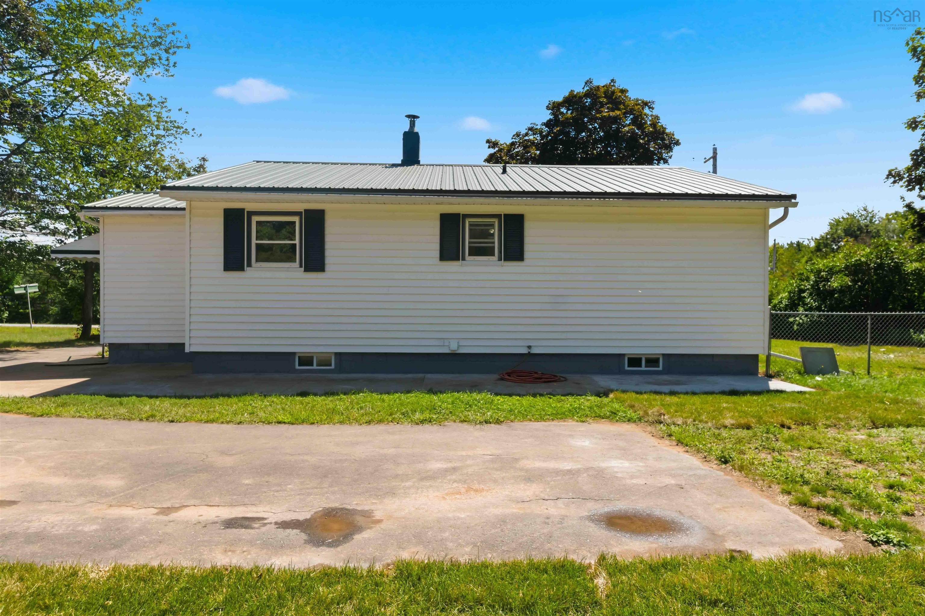 $339,900.00: 15071 Highway 1, Wilmot