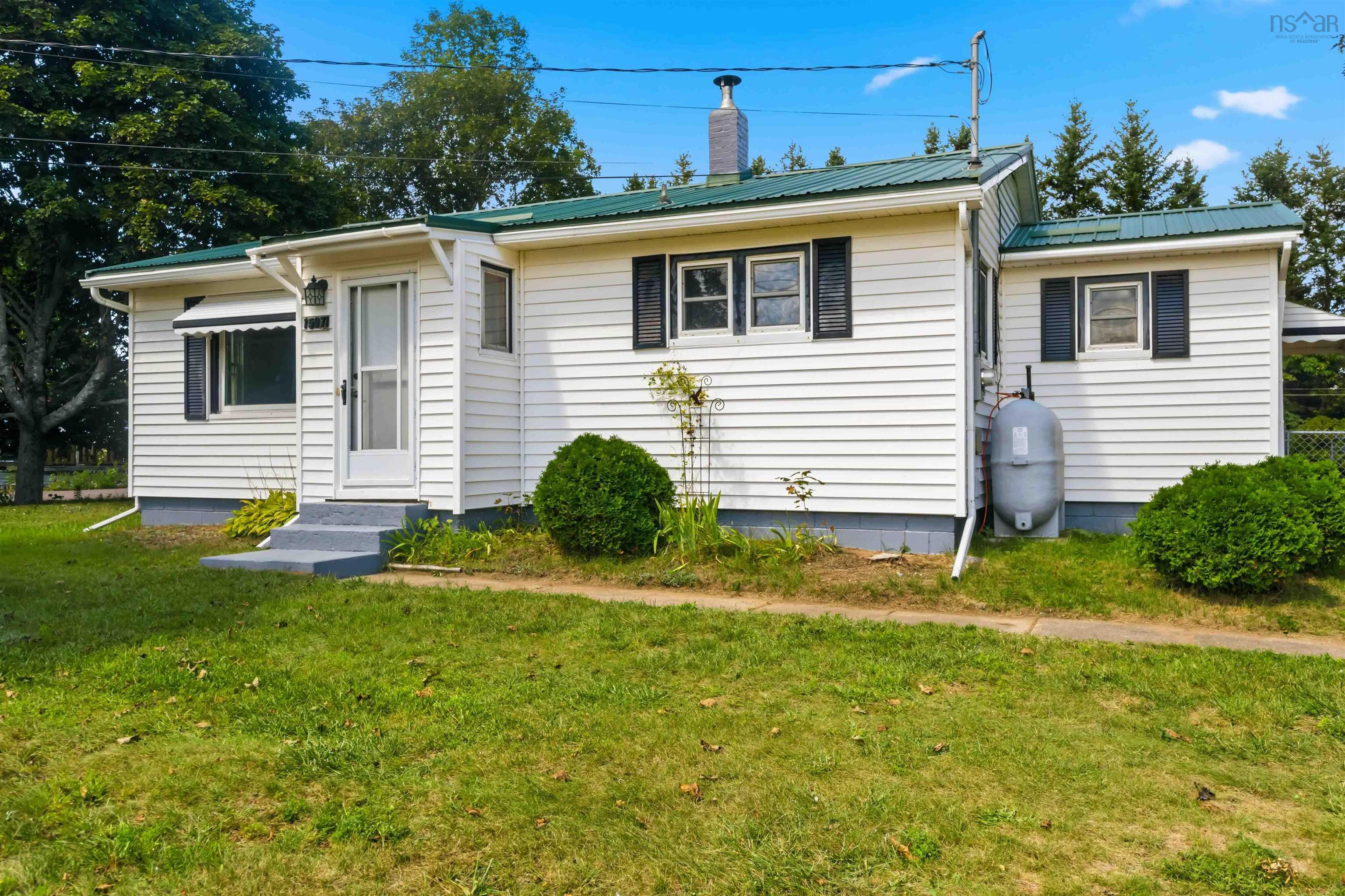 $339,900.00: 15071 Highway 1, Wilmot