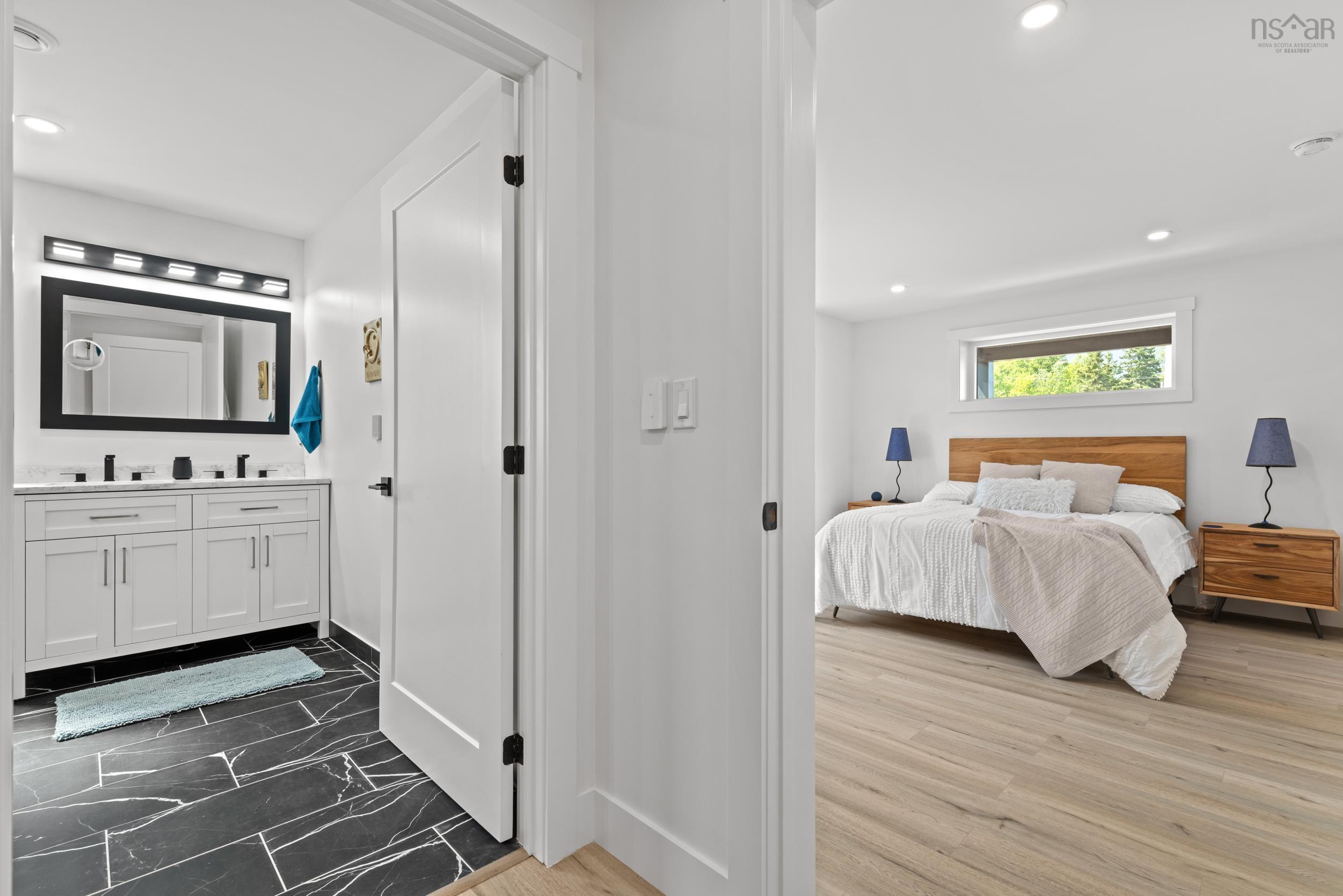 $699,900.00: 16 Compass Cove Court, Fox Point