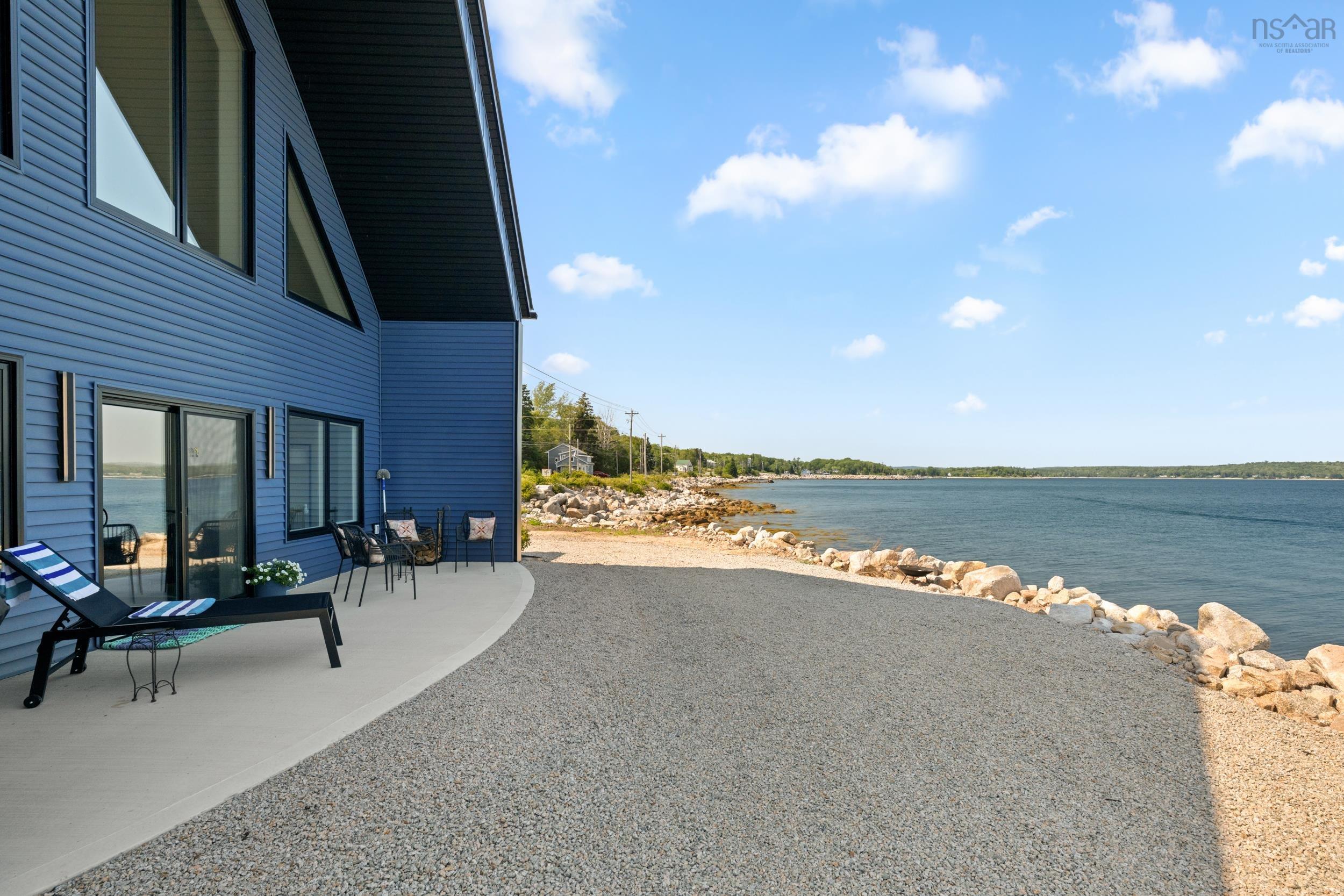 $699,900.00: 16 Compass Cove Court, Fox Point