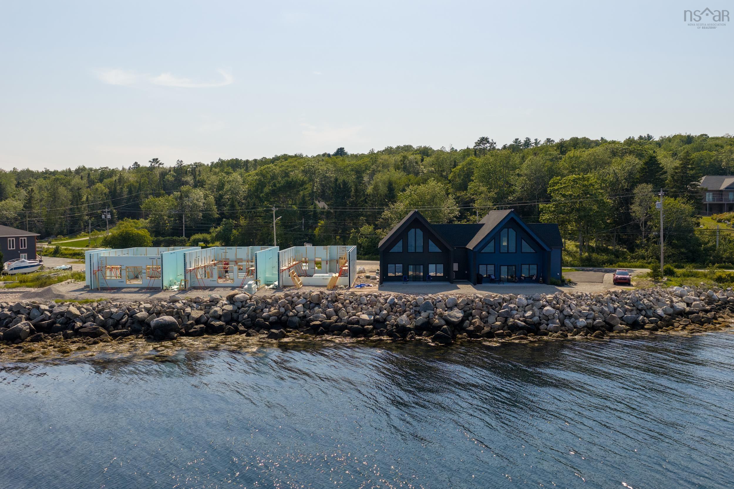 $699,900.00: 16 Compass Cove Court, Fox Point