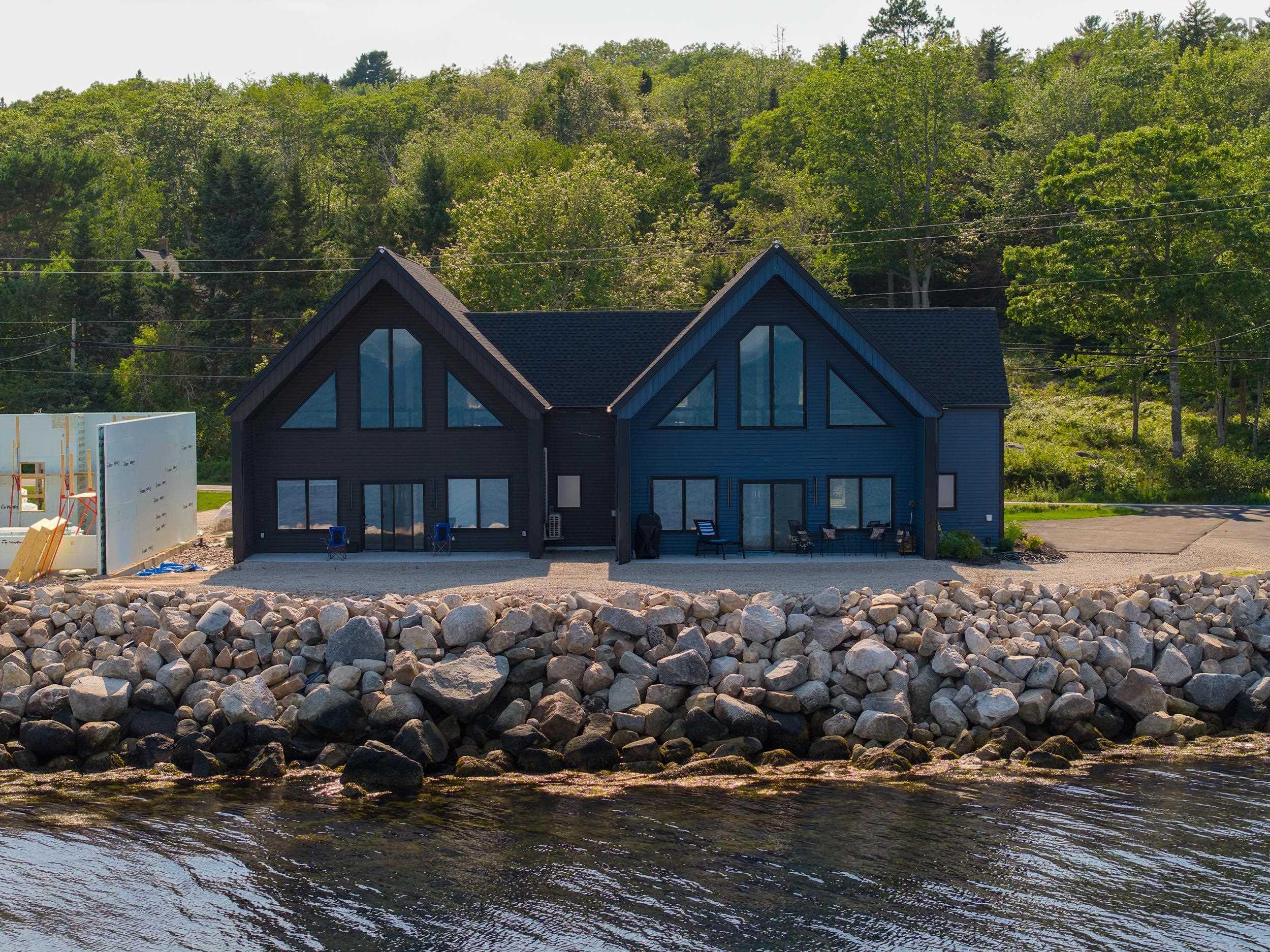 $699,900.00: 16 Compass Cove Court, Fox Point