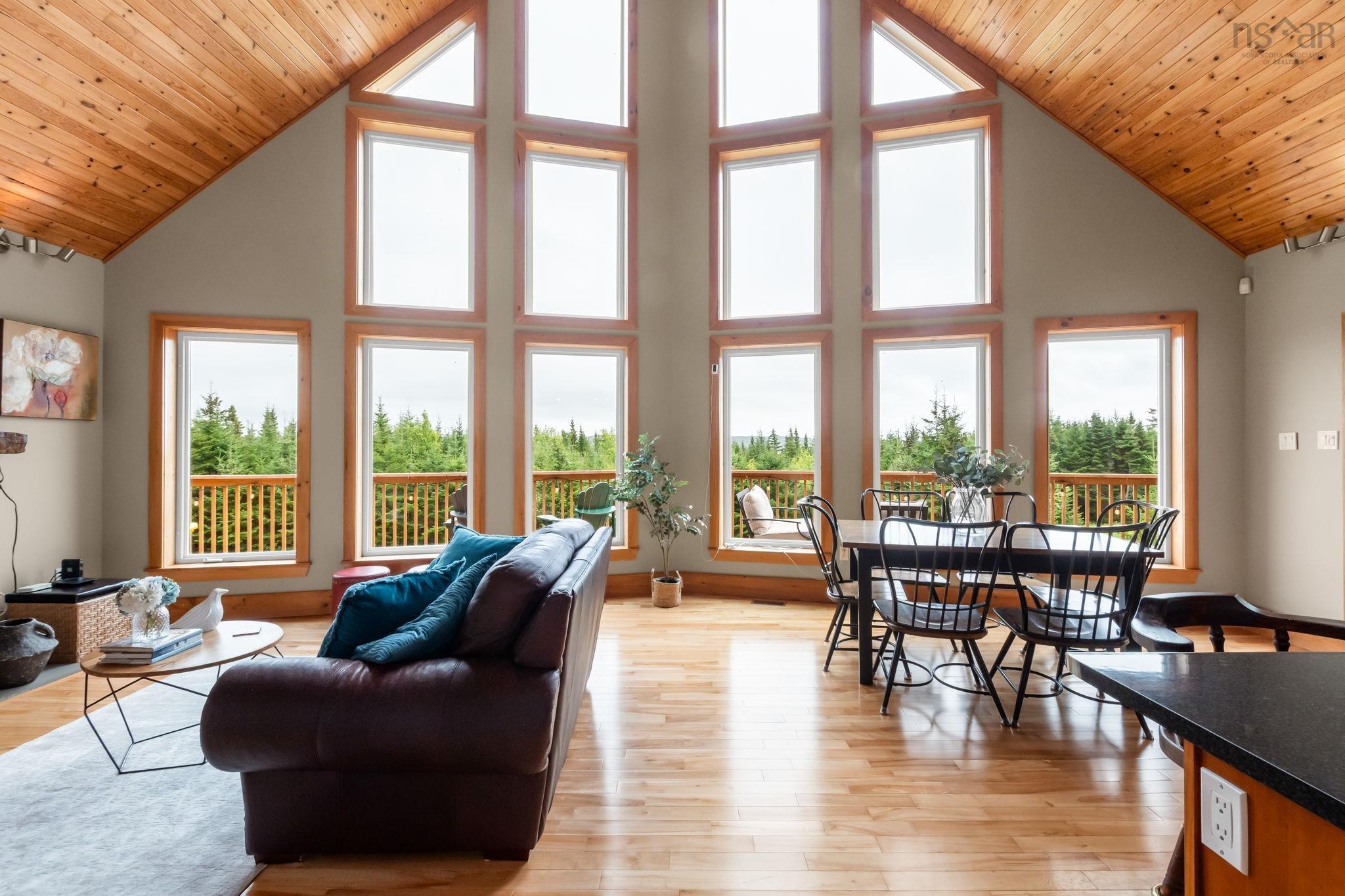 $850,000.00: 5 Evergreen Crescent, West Porters Lake