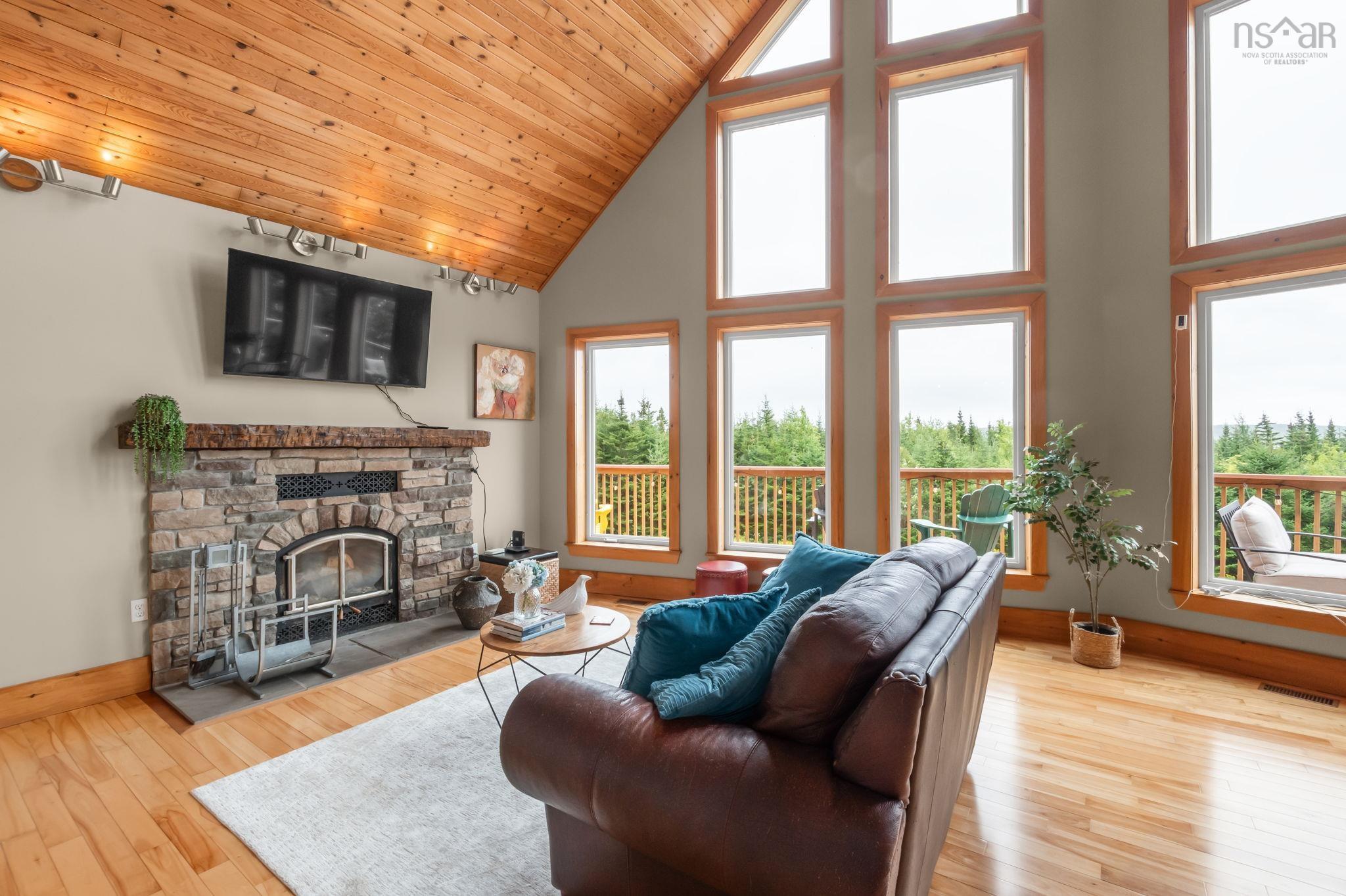 $850,000.00: 5 Evergreen Crescent, West Porters Lake