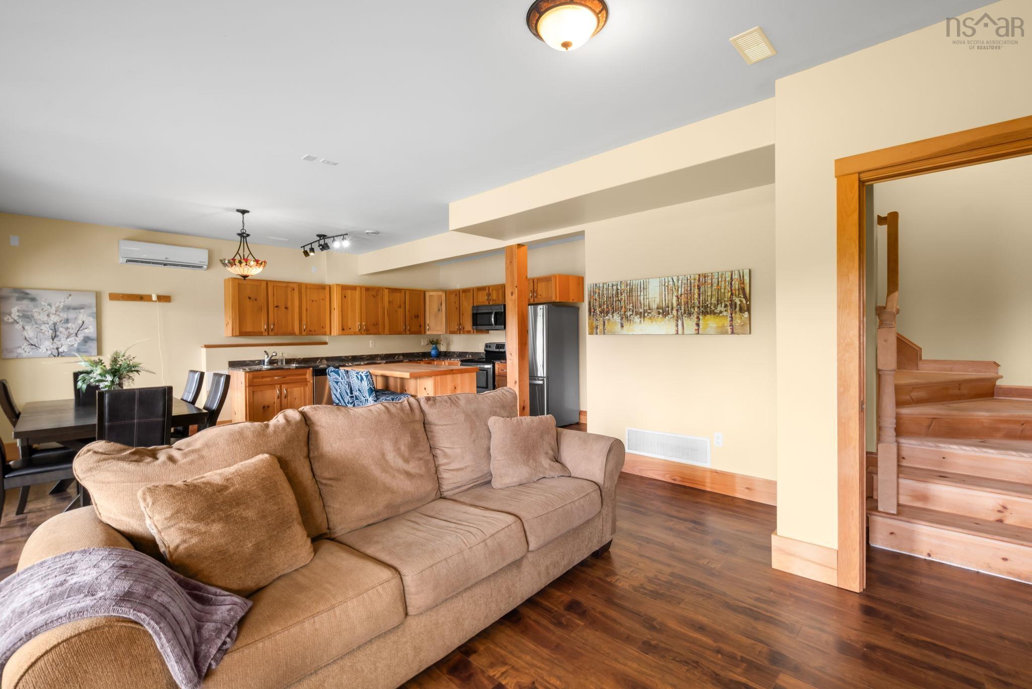 $850,000.00: 5 Evergreen Crescent, West Porters Lake