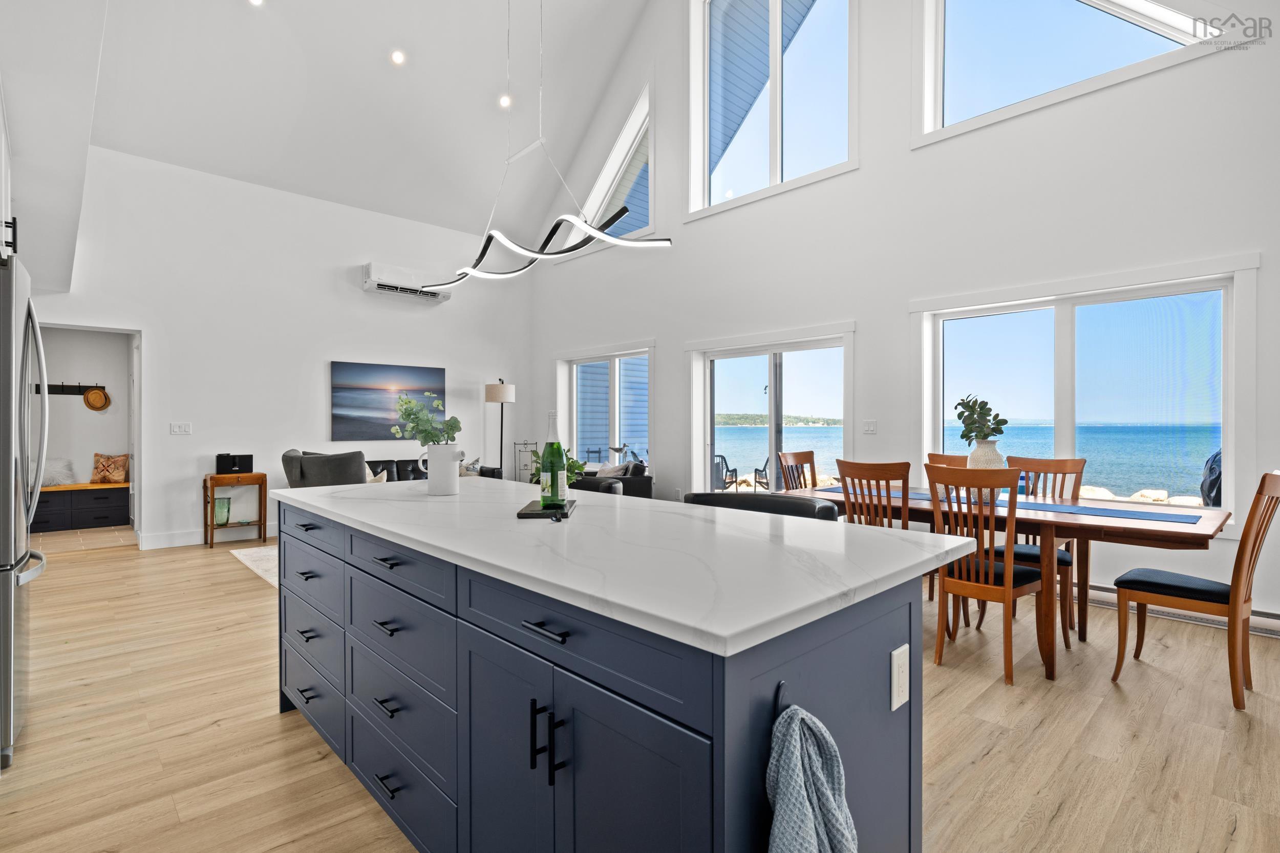 $724,900.00: 14 Compass Cove Court, Fox Point
