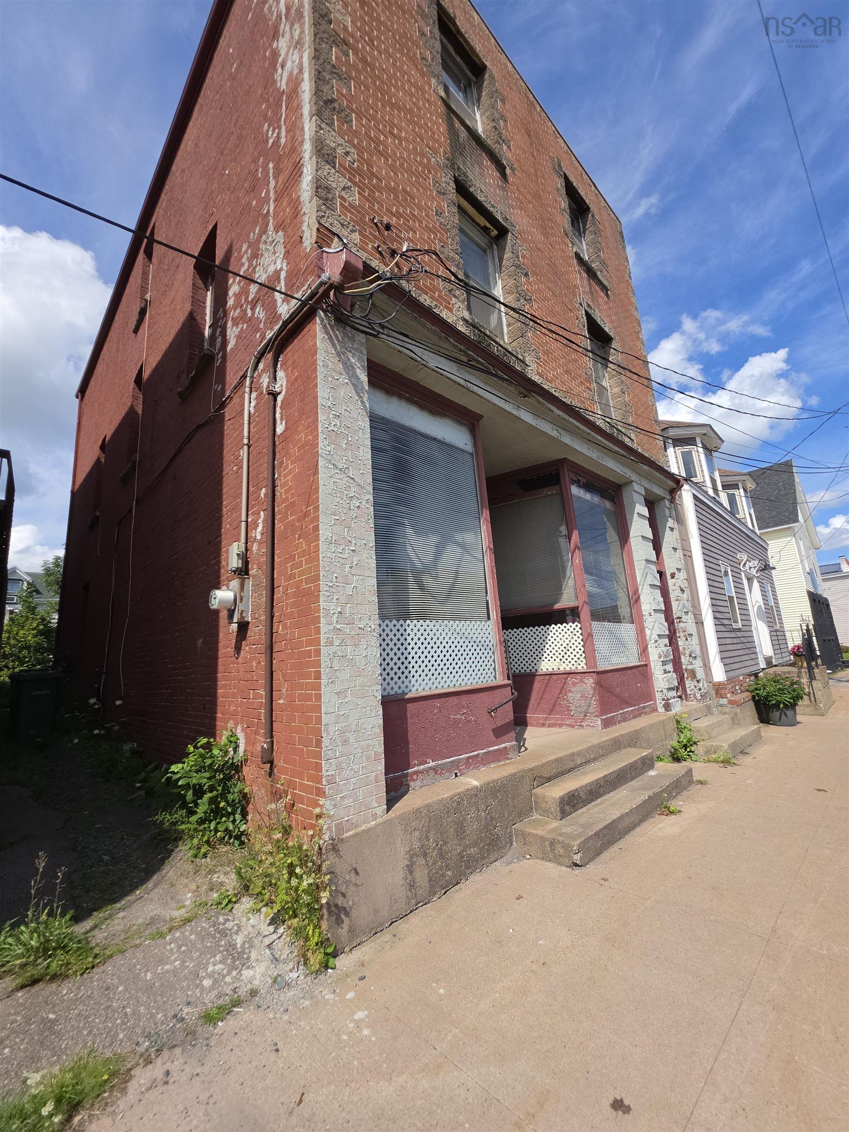$325,000.00: 284 Foord Street, Stellarton
