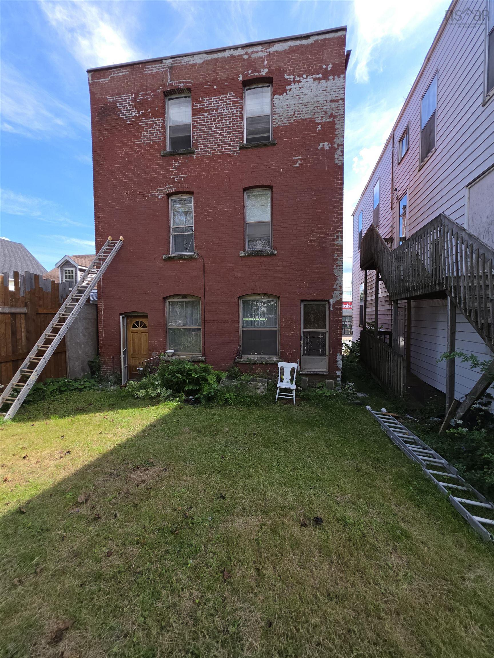 $325,000.00: 284 Foord Street, Stellarton