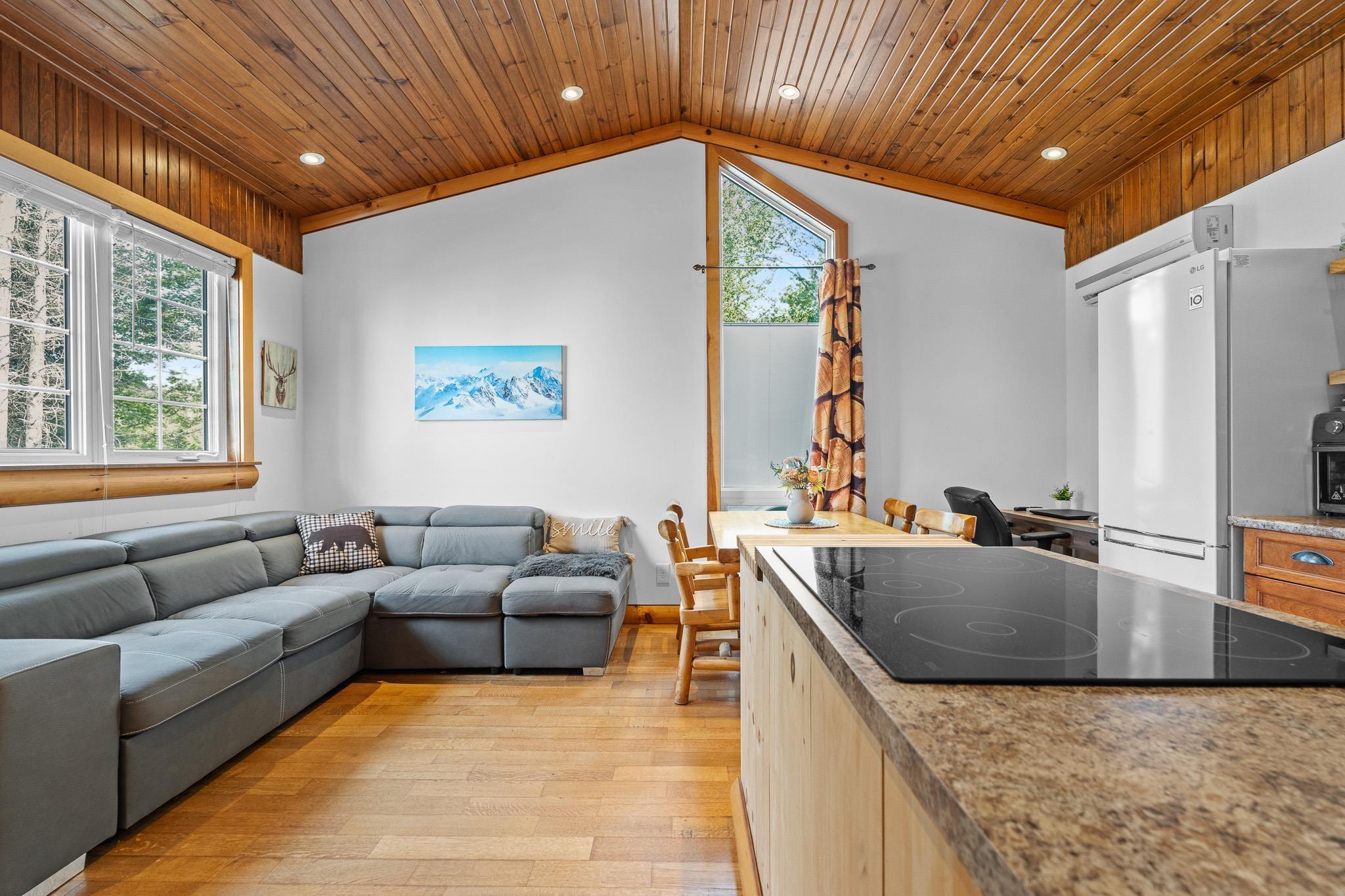 $700,000.00: 74 Lorenzos Way, Sutherland Lake