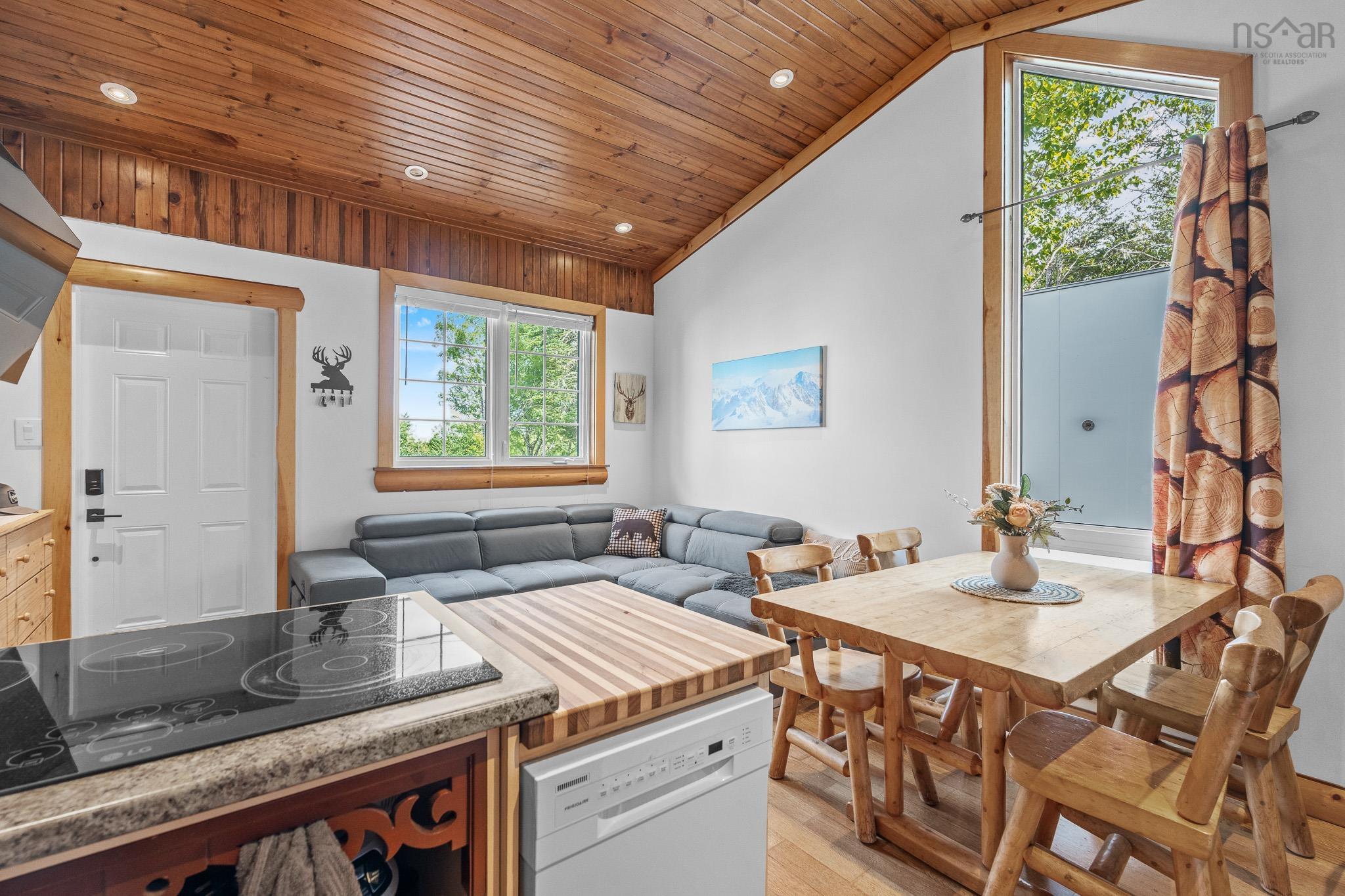 $700,000.00: 74 Lorenzos Way, Sutherland Lake