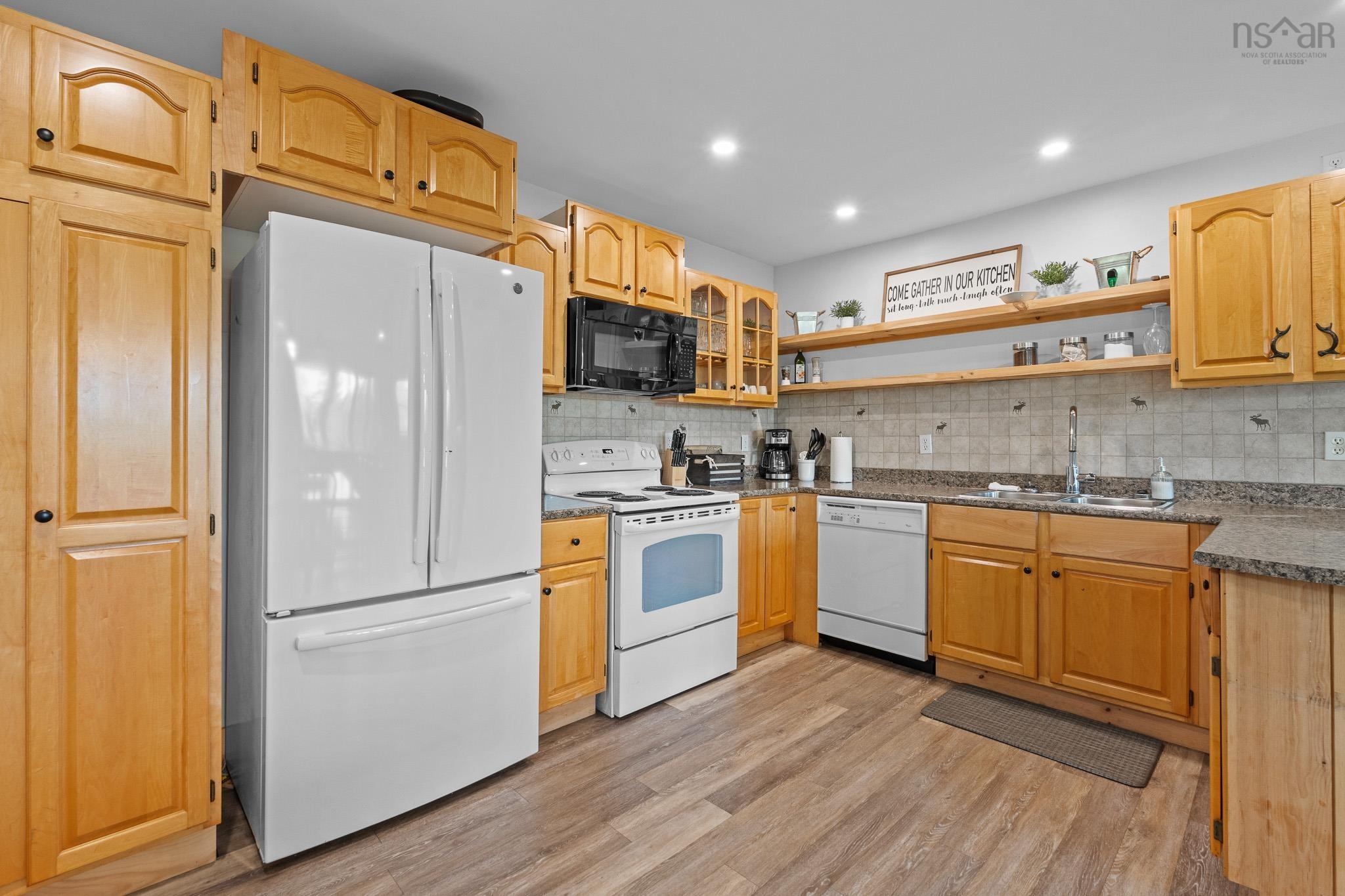 $700,000.00: 74 Lorenzos Way, Sutherland Lake