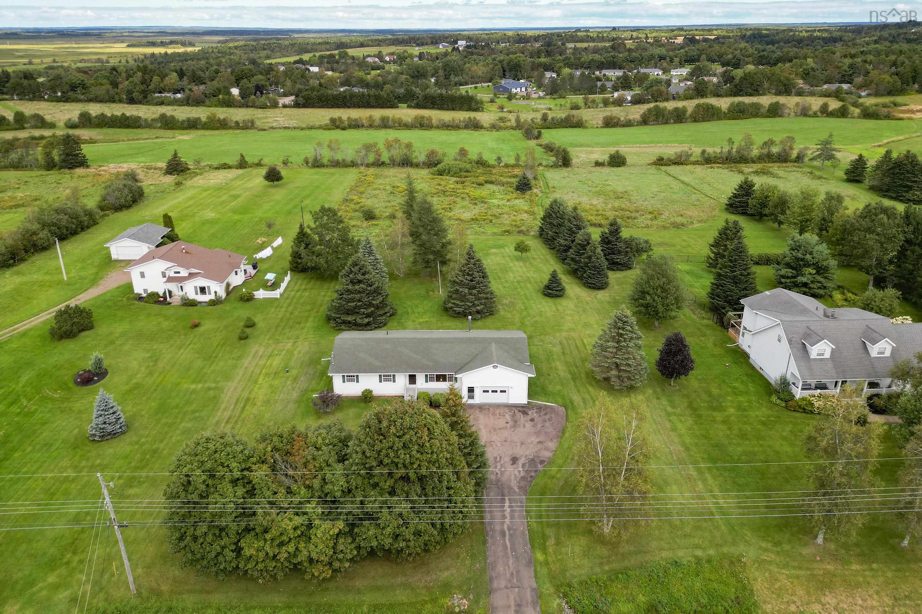$399,900.00: 125 Fox Ranch Road, East Amherst