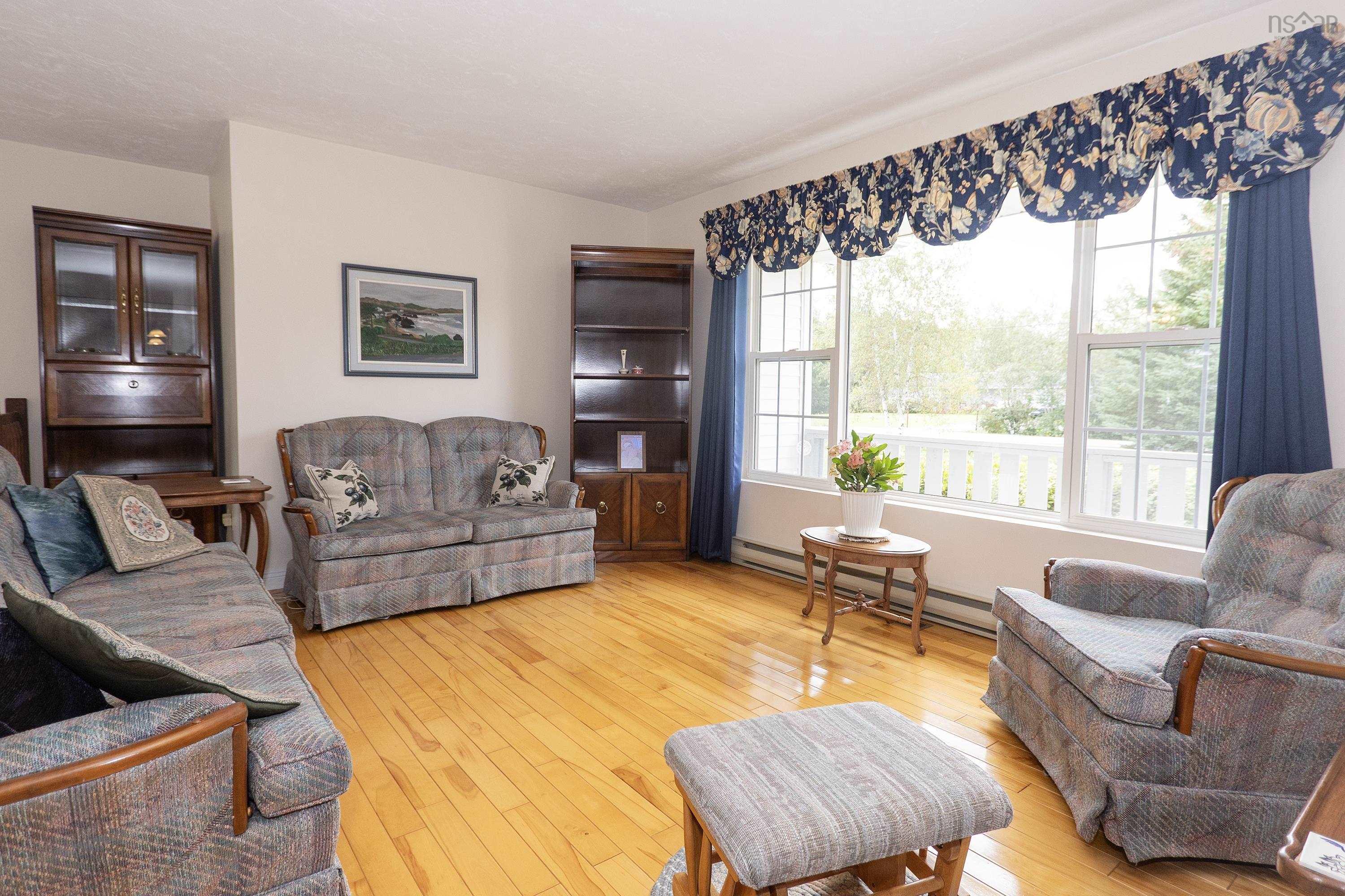 $399,900.00: 125 Fox Ranch Road, East Amherst