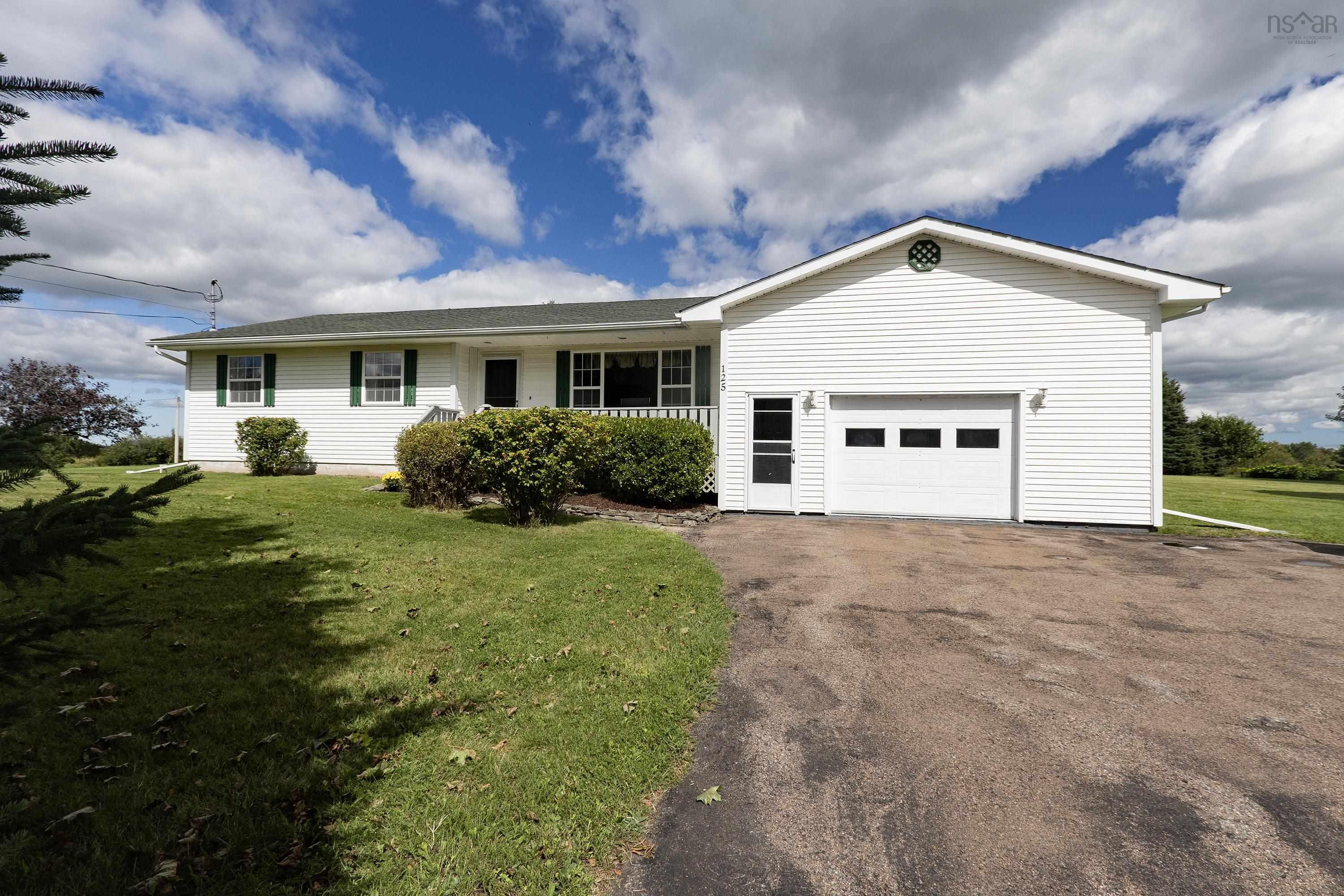 $399,900.00: 125 Fox Ranch Road, East Amherst