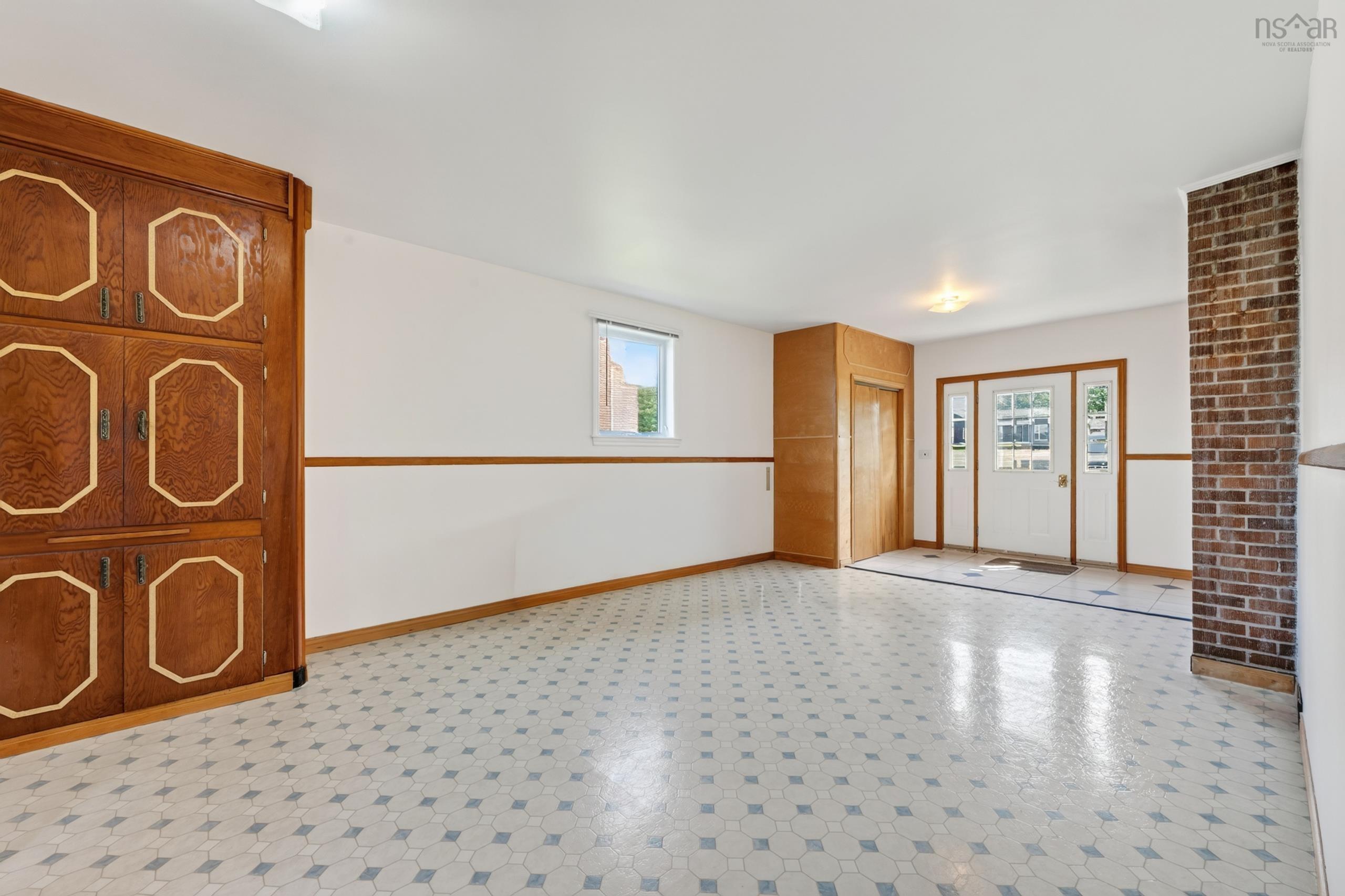 $379,000.00: 2034 Kings Road, Howie Centre