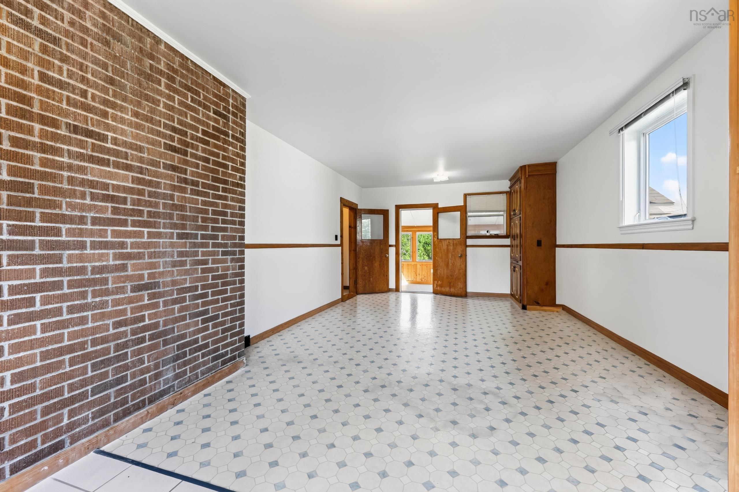 $379,000.00: 2034 Kings Road, Howie Centre