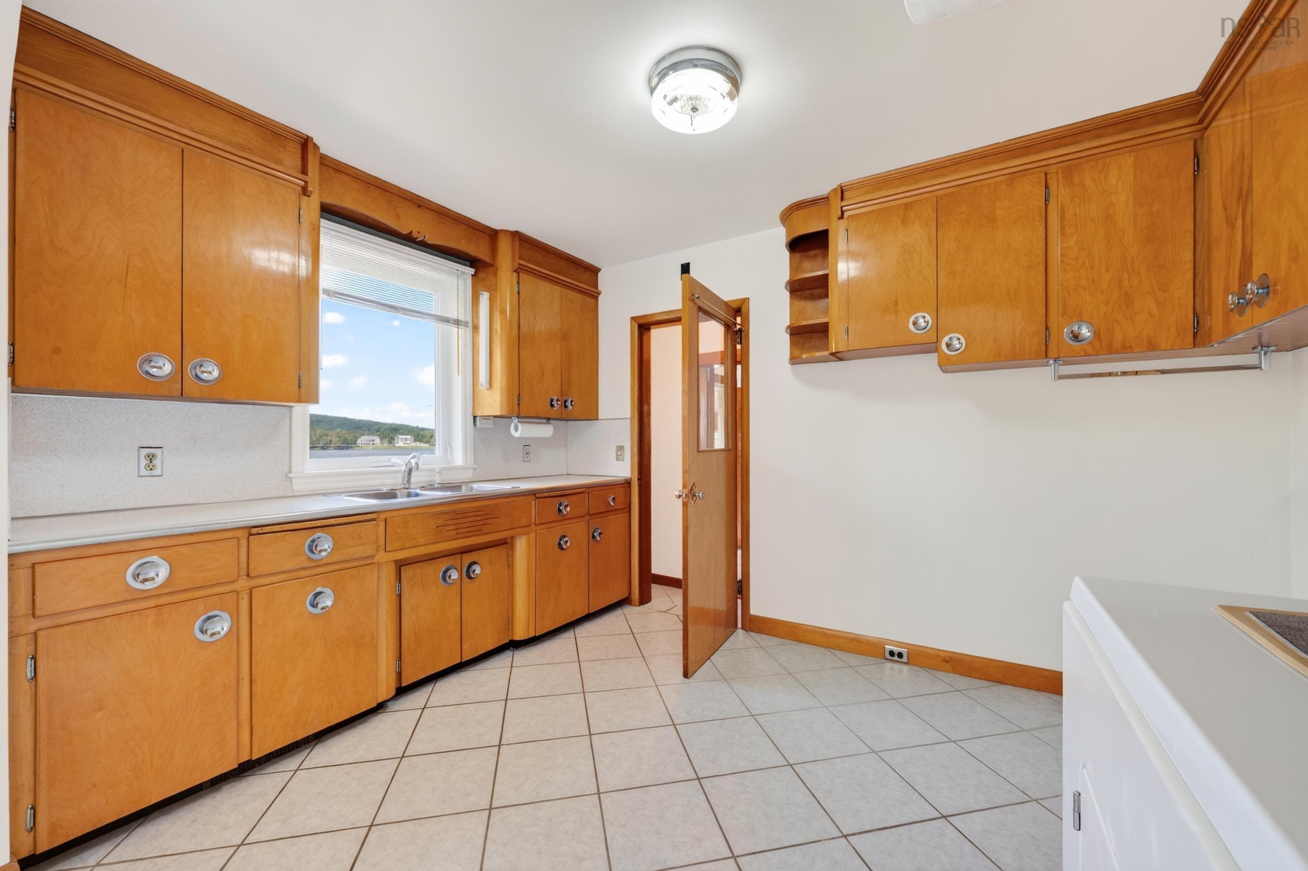$379,000.00: 2034 Kings Road, Howie Centre