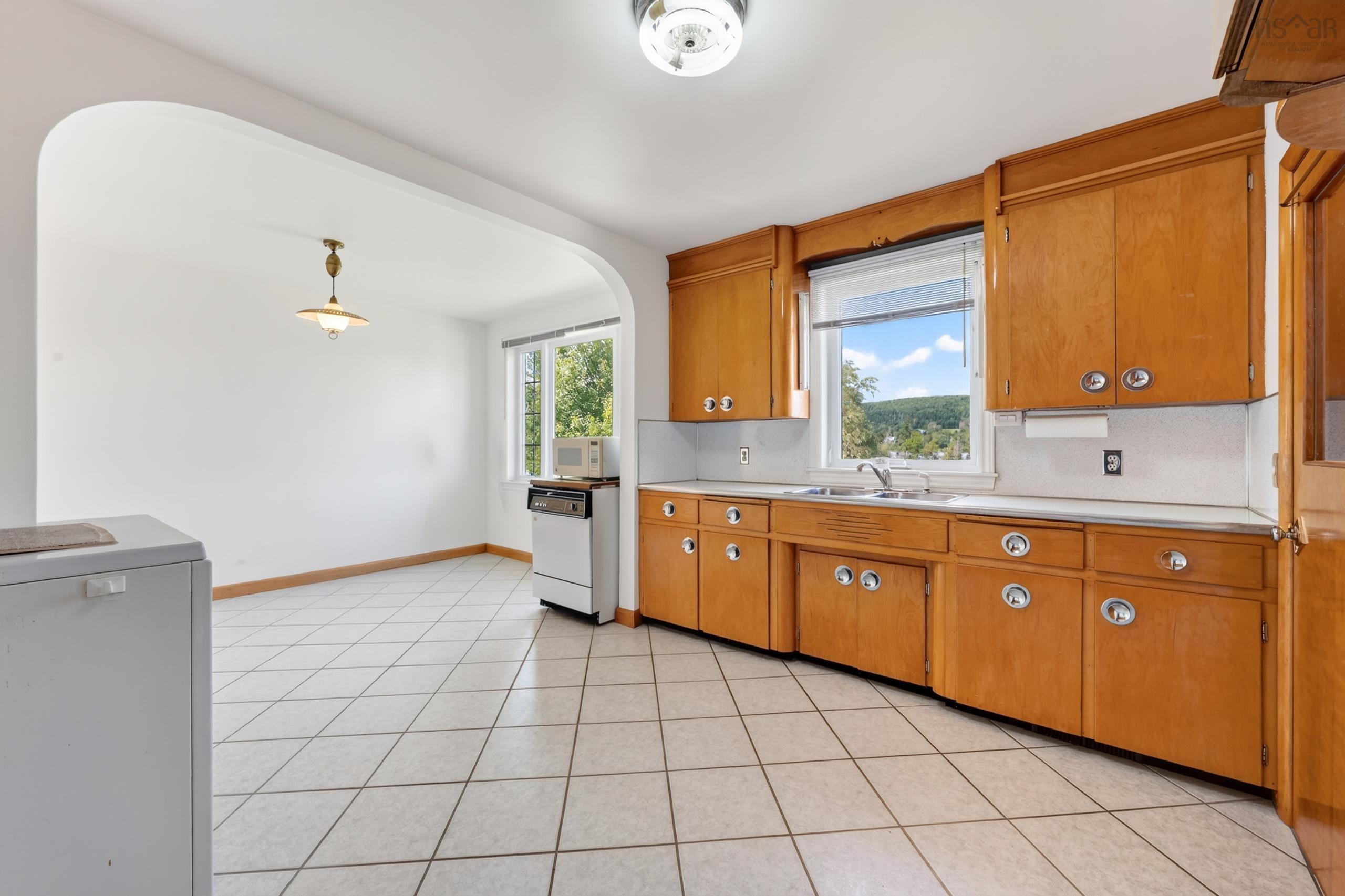 $379,000.00: 2034 Kings Road, Howie Centre