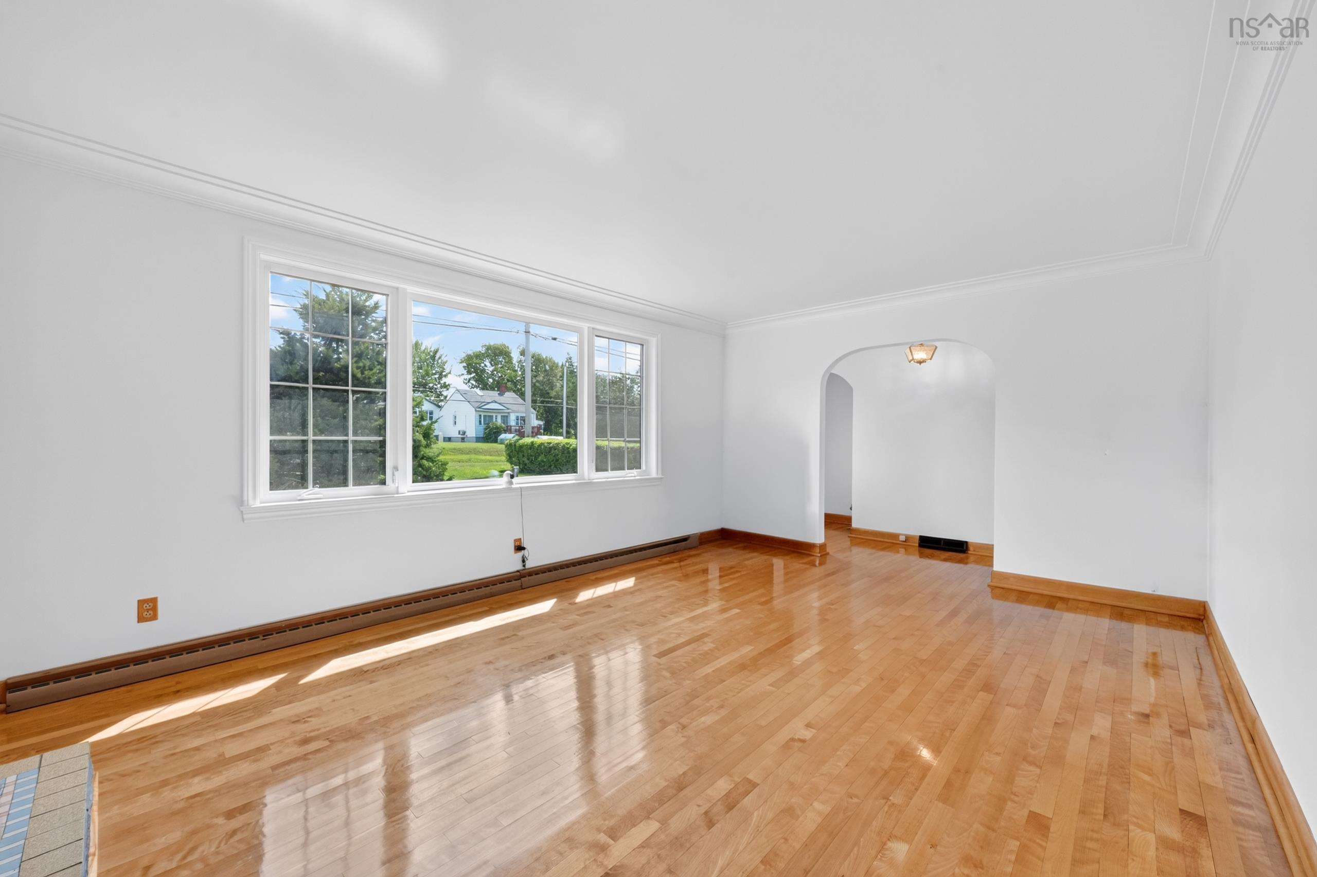 $379,000.00: 2034 Kings Road, Howie Centre