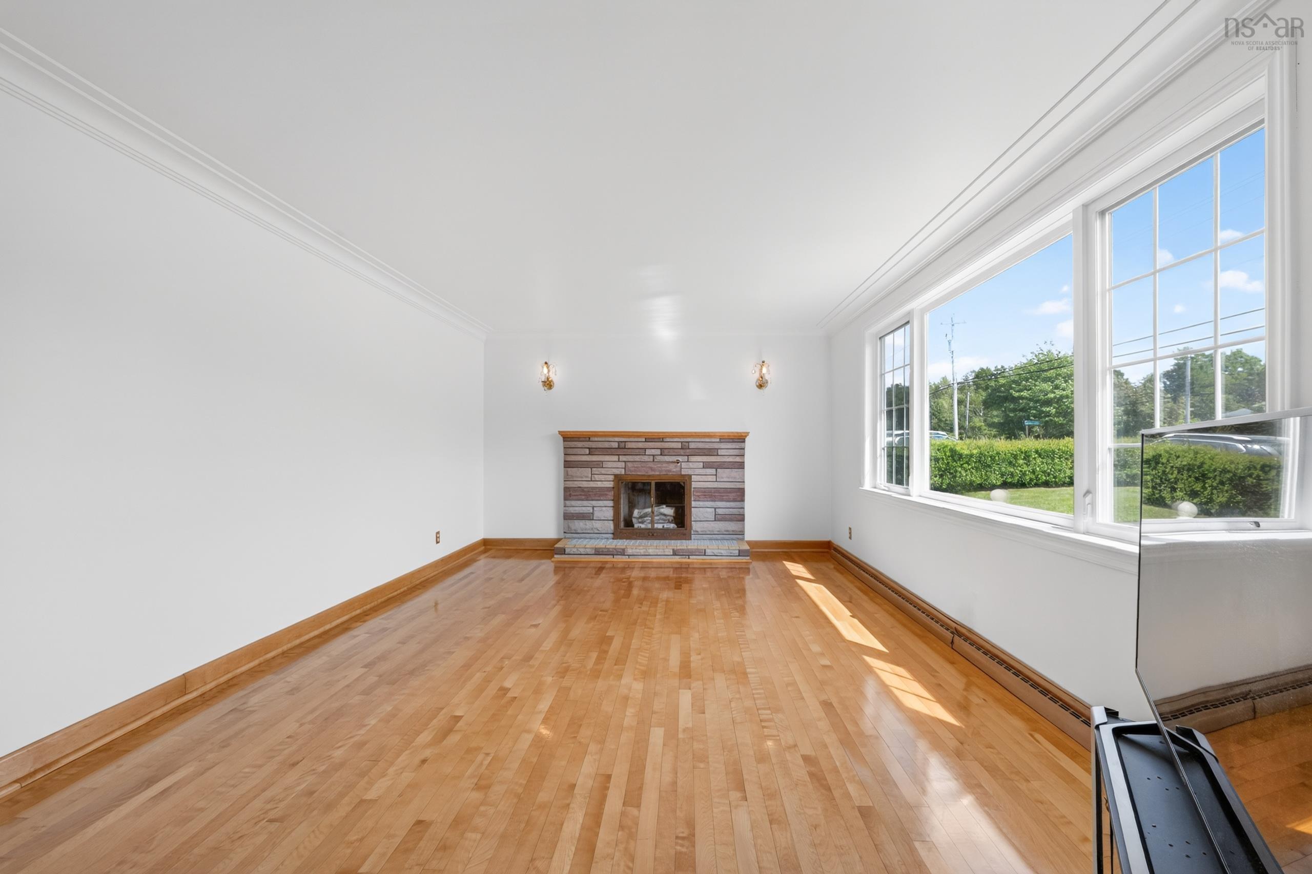 $379,000.00: 2034 Kings Road, Howie Centre