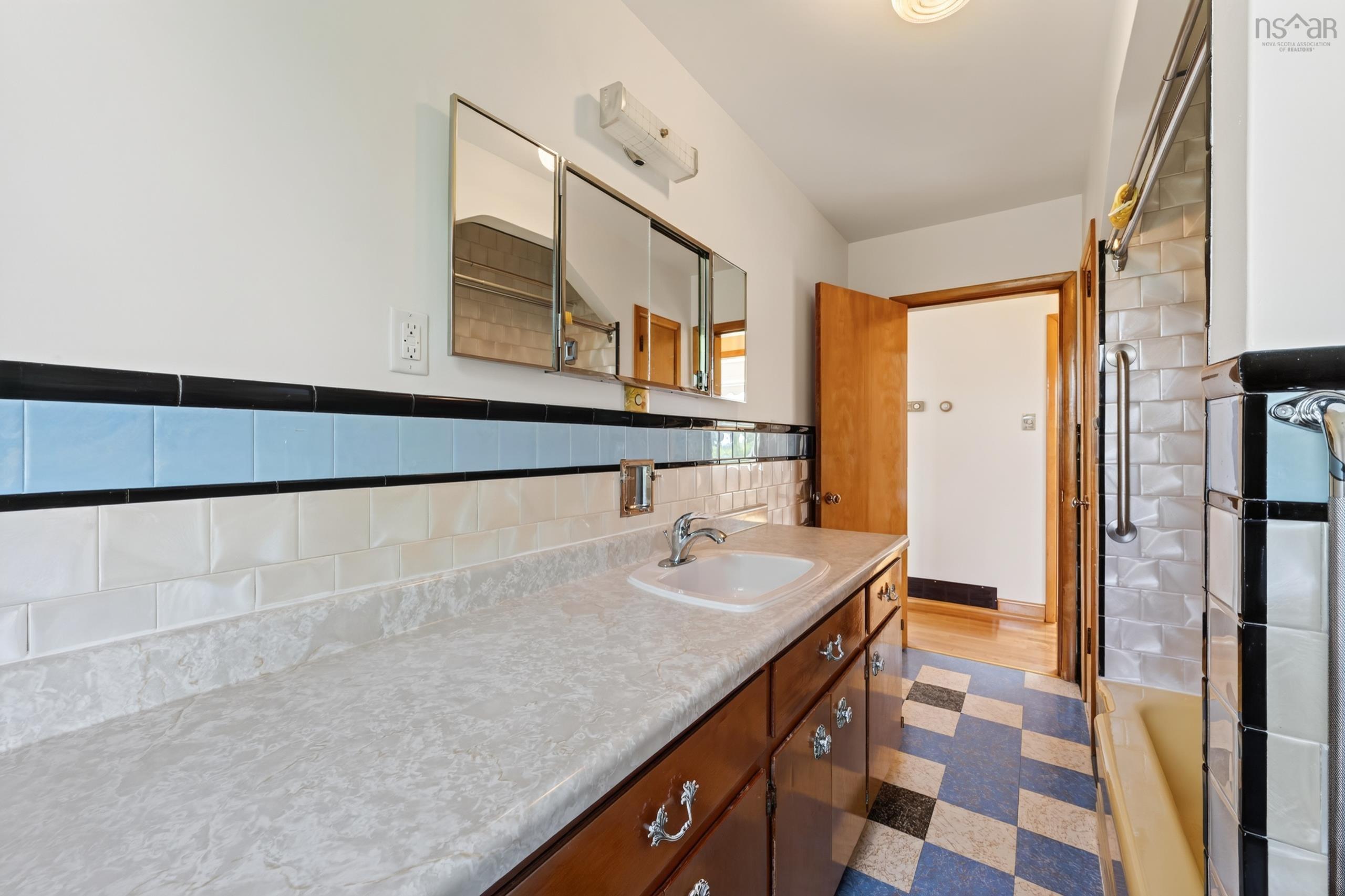 $379,000.00: 2034 Kings Road, Howie Centre