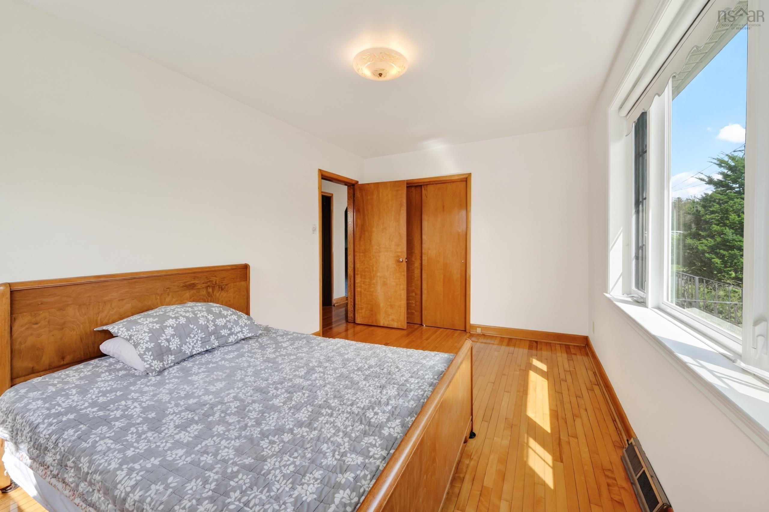 $379,000.00: 2034 Kings Road, Howie Centre