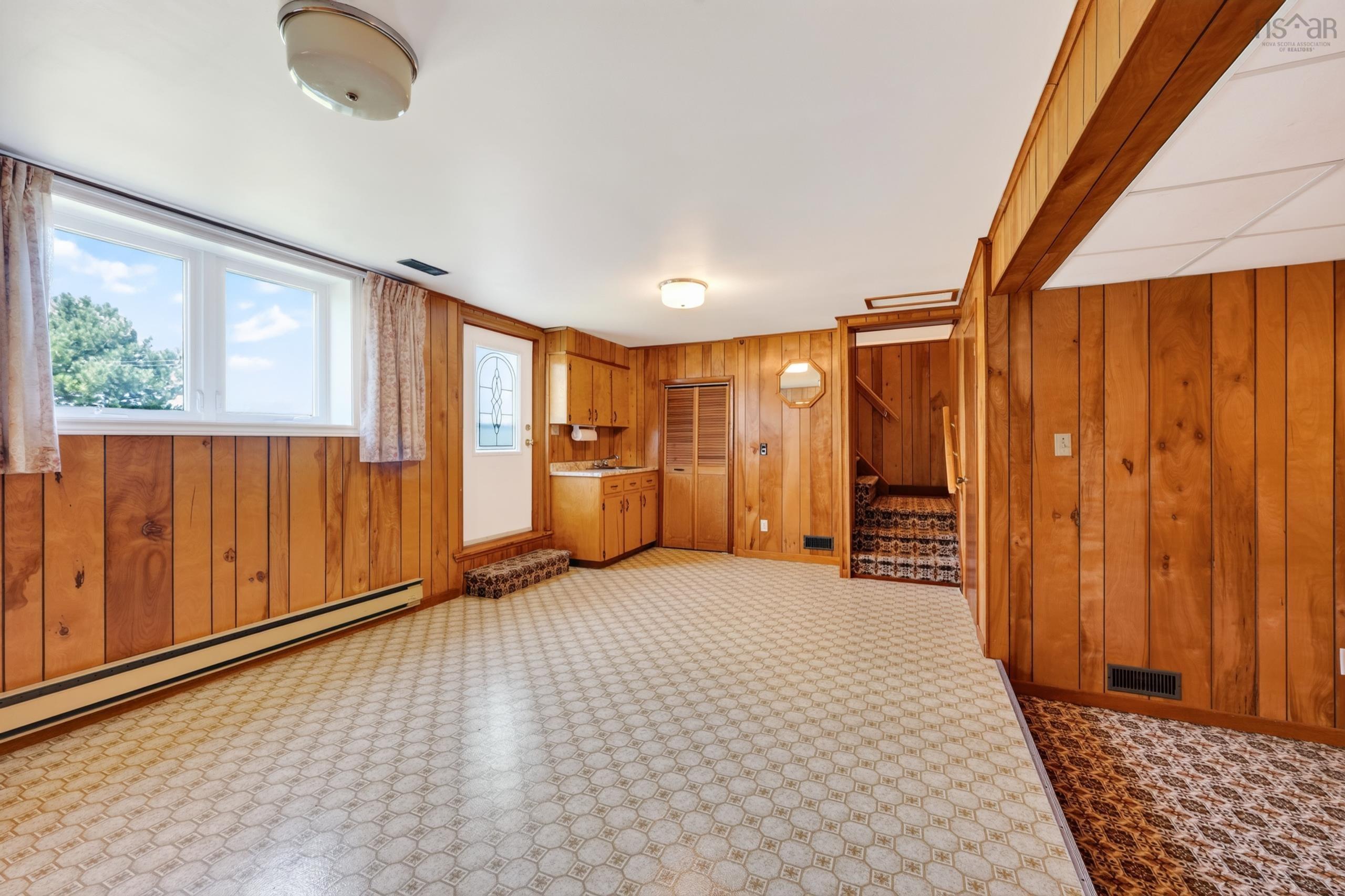 $379,000.00: 2034 Kings Road, Howie Centre