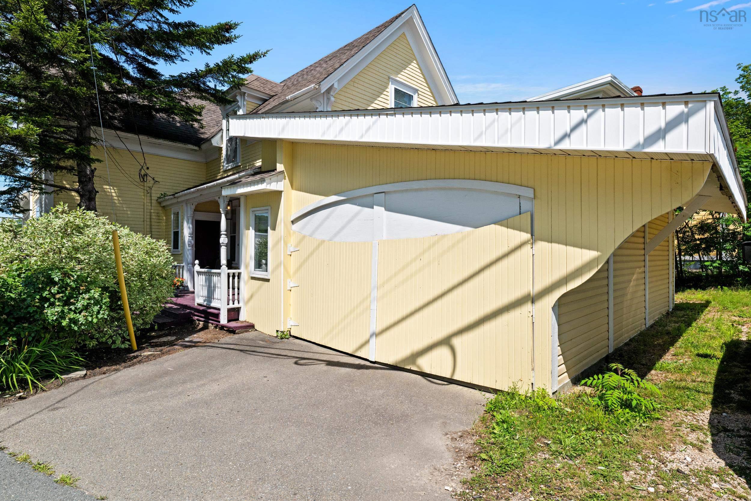 $950,000.00: 558 Main Street, Mahone Bay