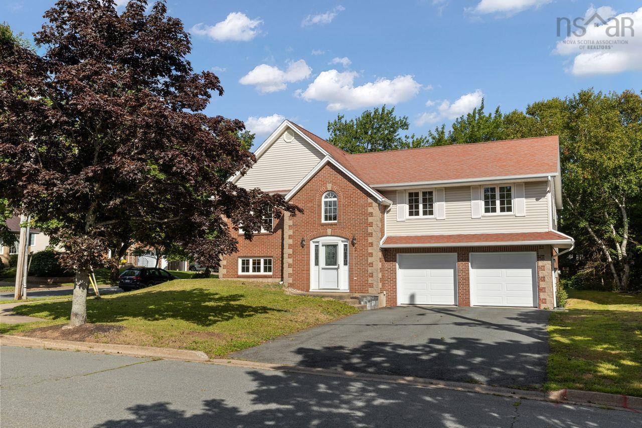 $749,900.00: 2 Huxley Close, Halifax