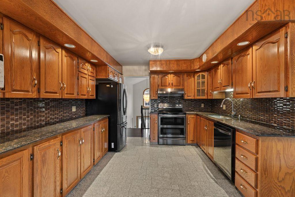 $749,900.00: 2 Huxley Close, Halifax