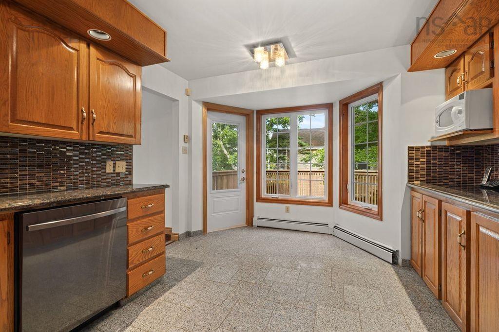 $749,900.00: 2 Huxley Close, Halifax