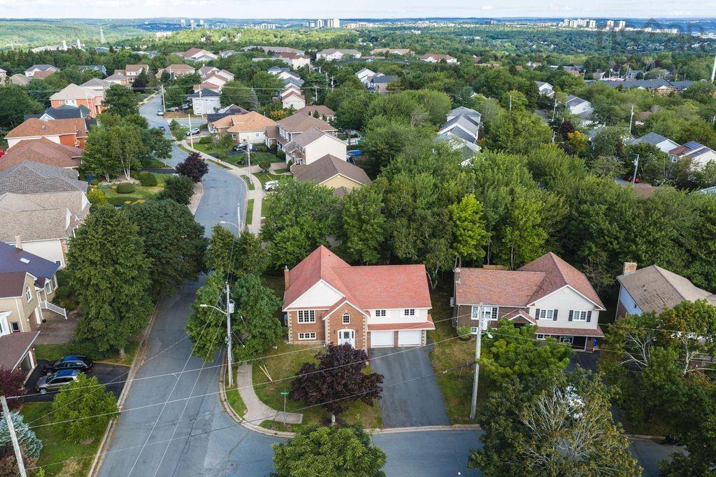 $749,900.00: 2 Huxley Close, Halifax