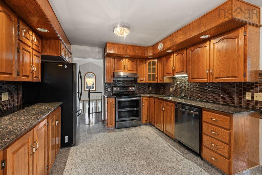 $749,900.00: 2 Huxley Close, Halifax