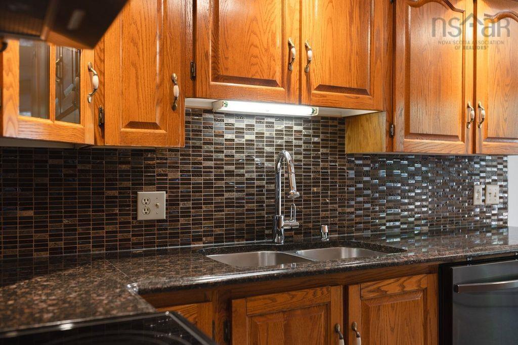 $749,900.00: 2 Huxley Close, Halifax